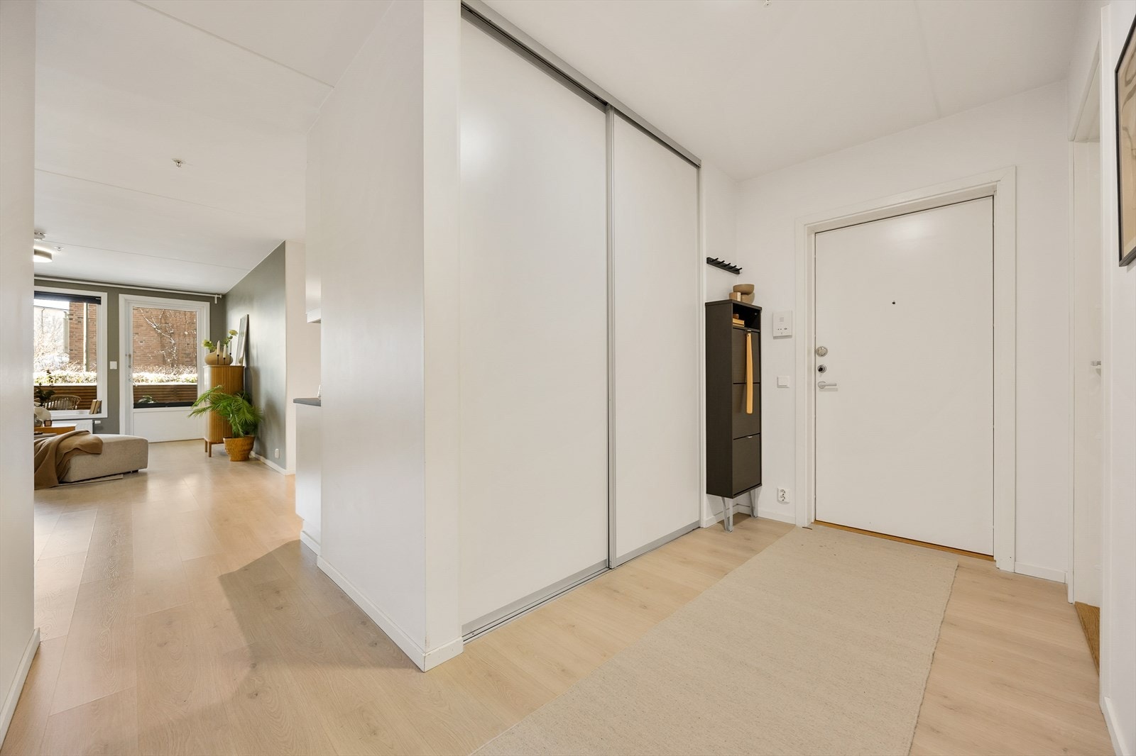 Innbydende entré med plass til oppbevaring av yttertøy og sko. Galleribilde