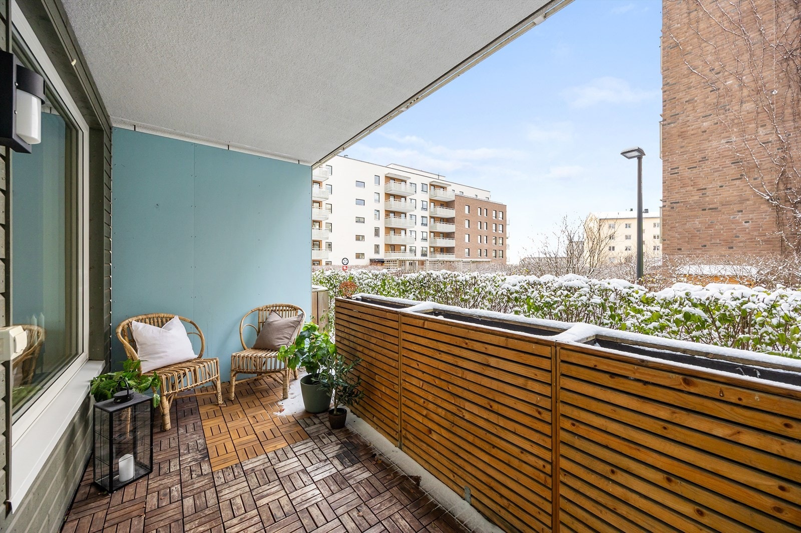 Uteplassen gir rom for en liten sittegruppe. Galleribilde