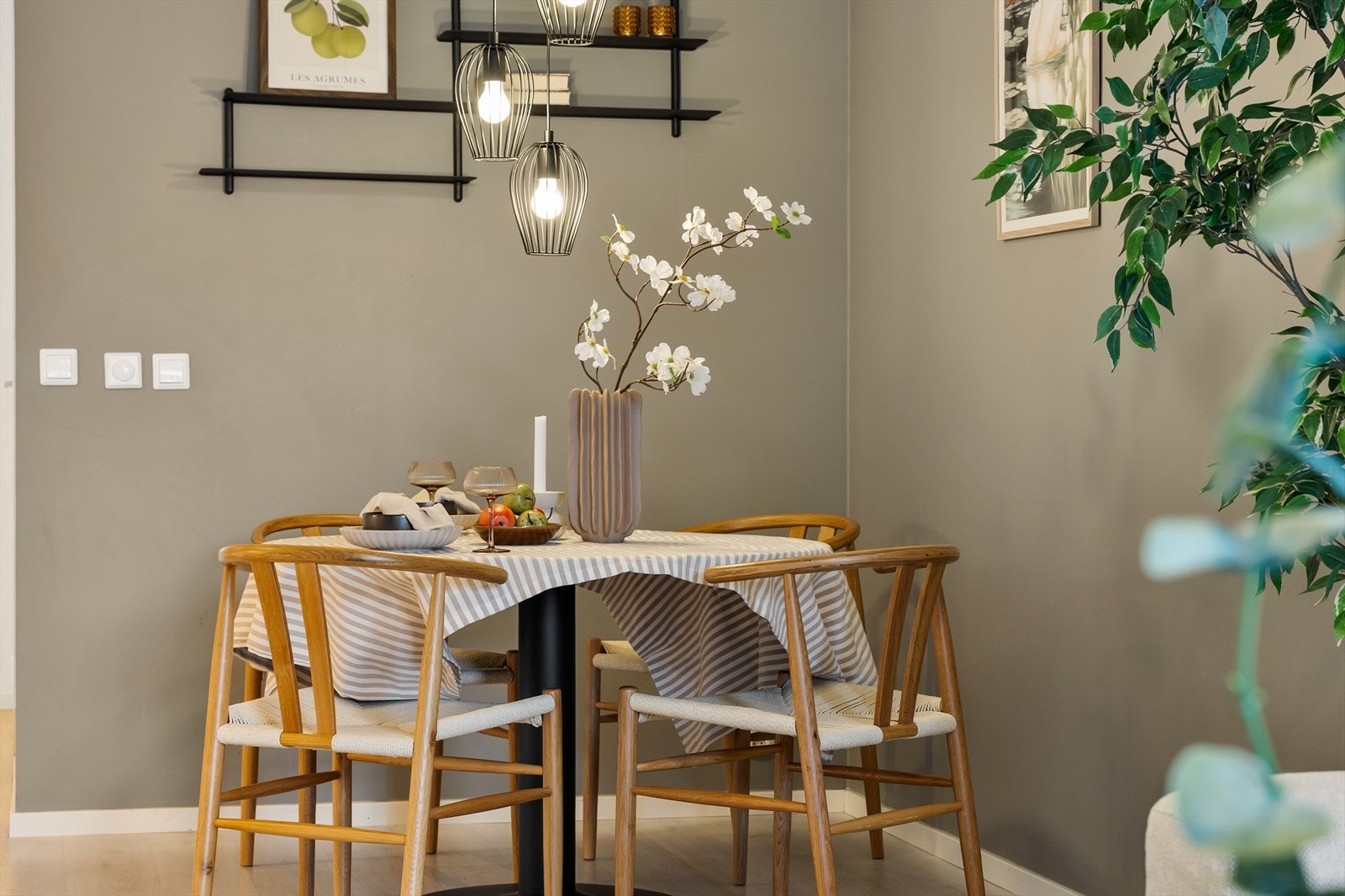 Det er god plass for en hyggelig spisesone i tilknytning til kjøkkenet. Galleribilde