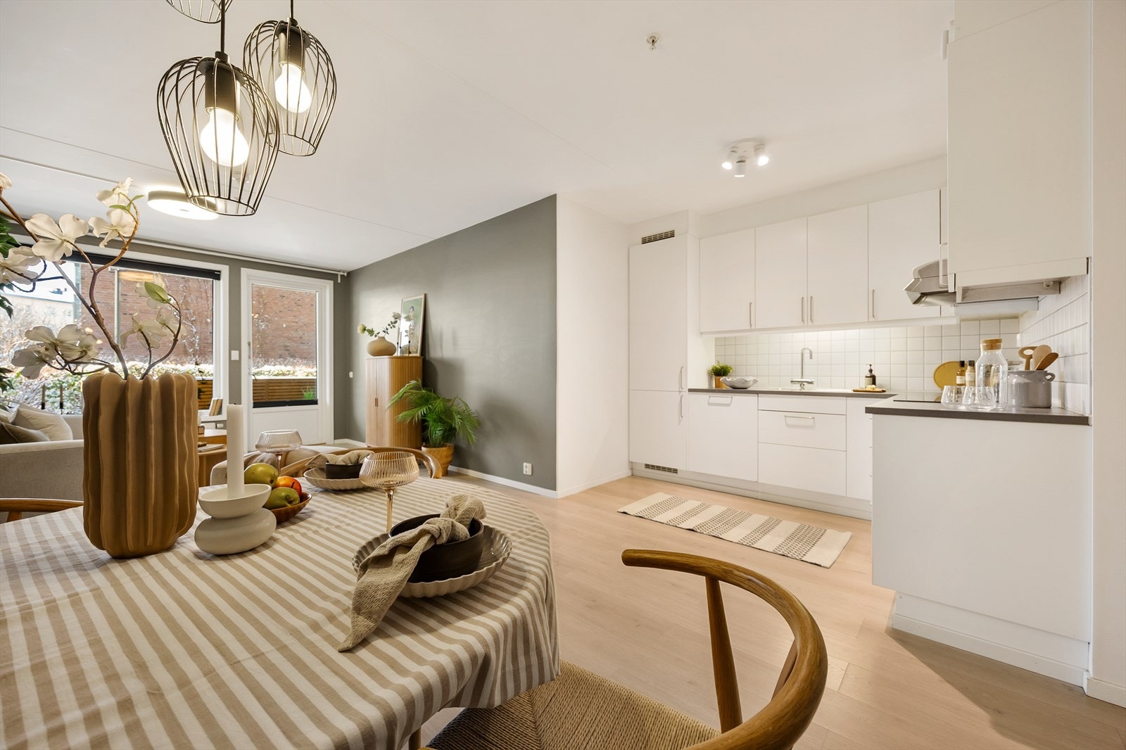 Spiseplassen er en naturlig del av den åpne løsningen, med utgang til terrassen like ved. Galleribilde