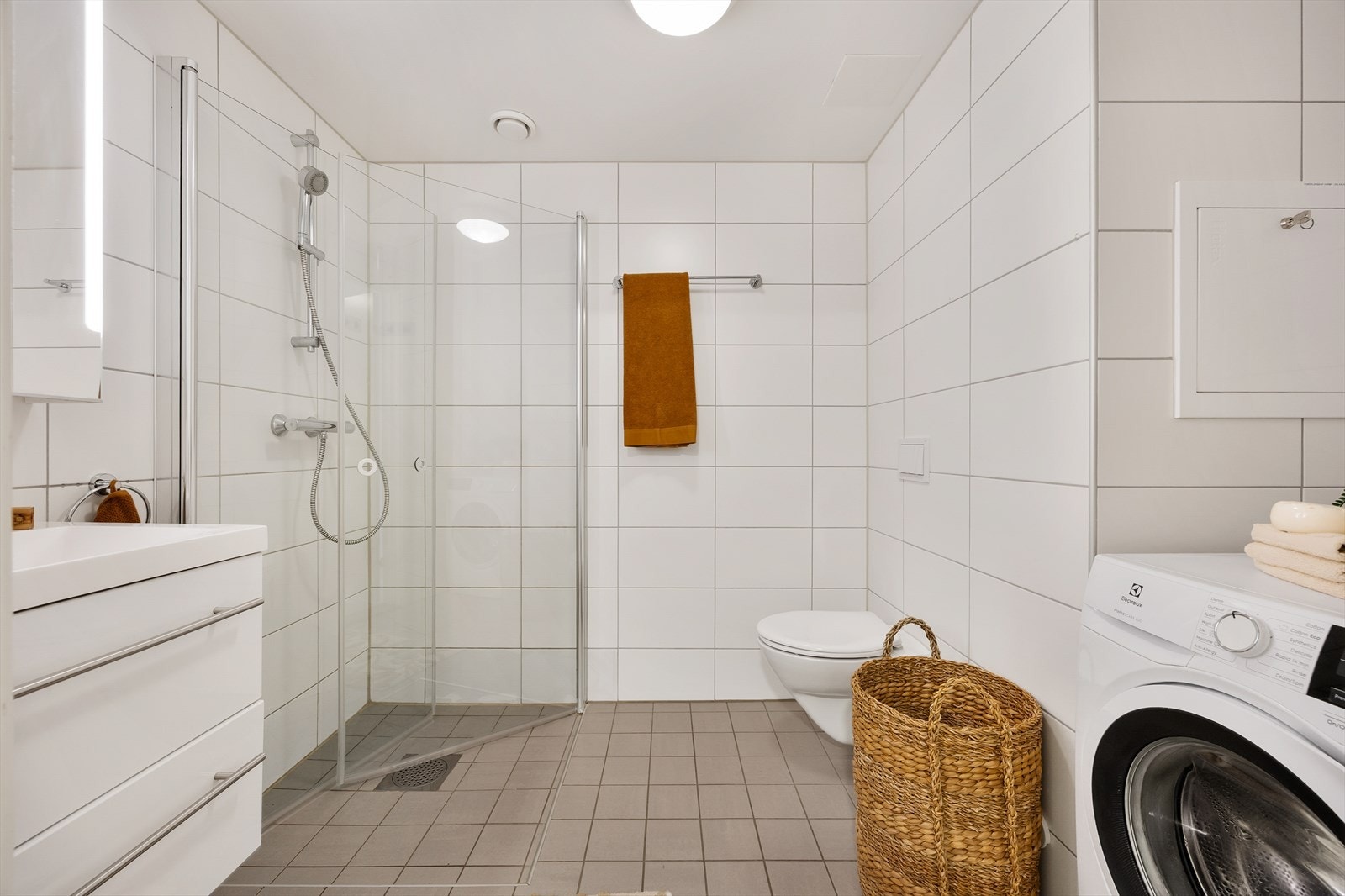 Flislagt bad med varmekabler i gulvet for økt komfort. Galleribilde