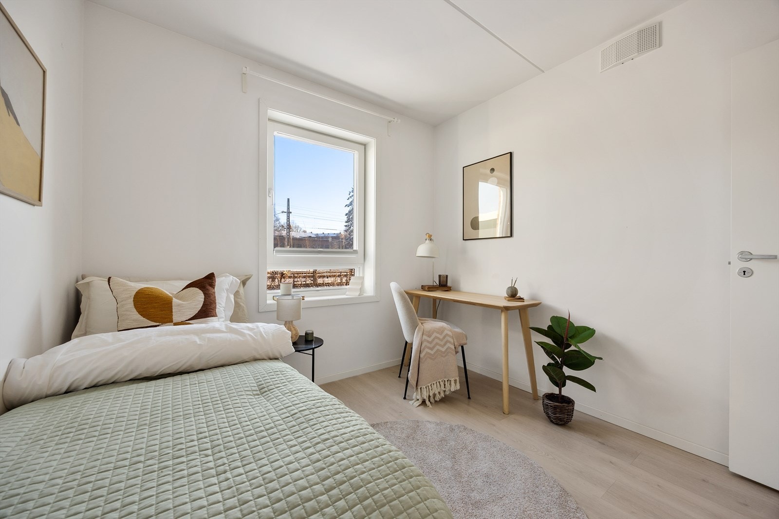 Også dette rommet har laminatgulv og radiator tilknyttet felles varmeanlegg. Galleribilde