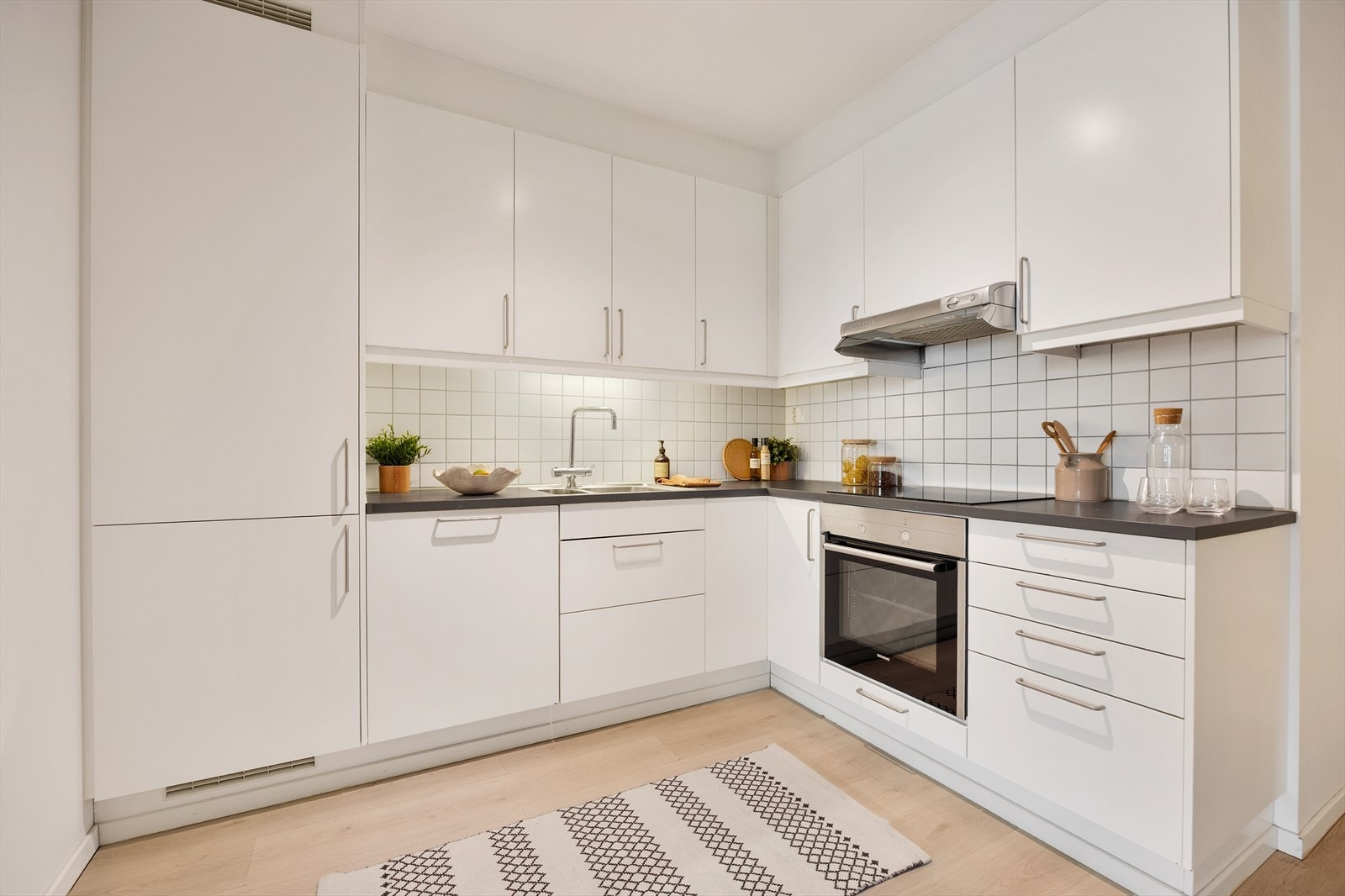 Leiligheten har en åpen løsning mellom stue og kjøkken, som skaper en sosial atmosfære. Galleribilde