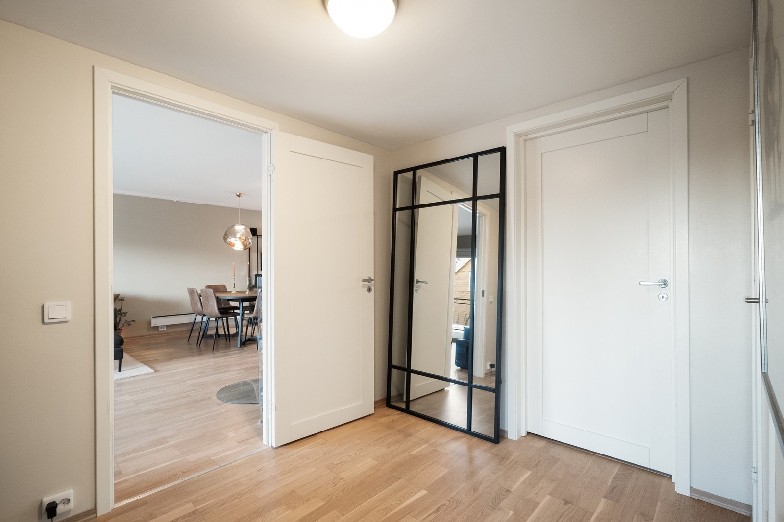 Romslig gang/ hall mellom soveromsdelen og oppholdsdelen av leiligheten. Galleribilde