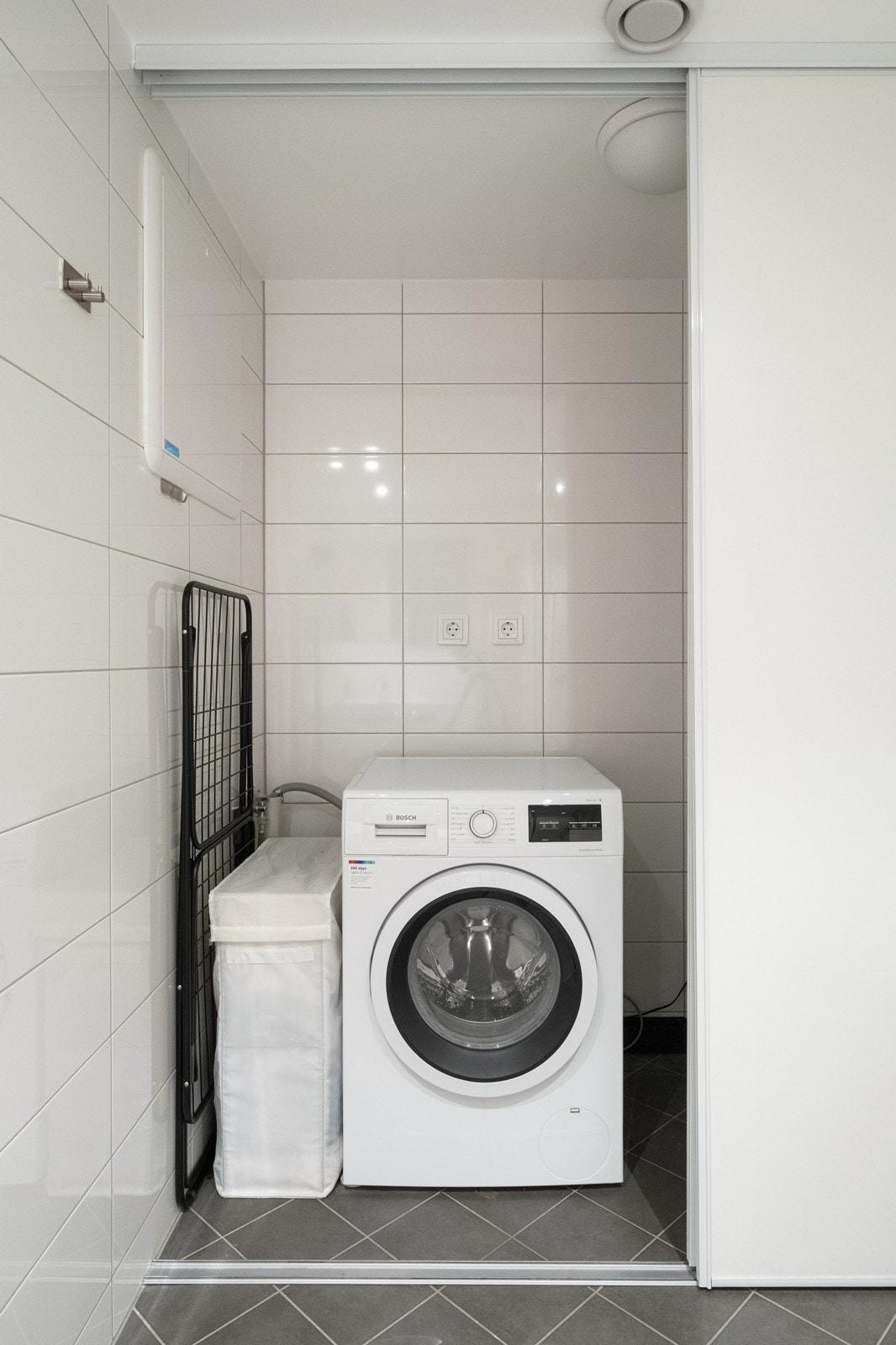 Bak skyvedørene har man opplegg til vaskemaskin, og her finner man også vv-berederen. Galleribilde