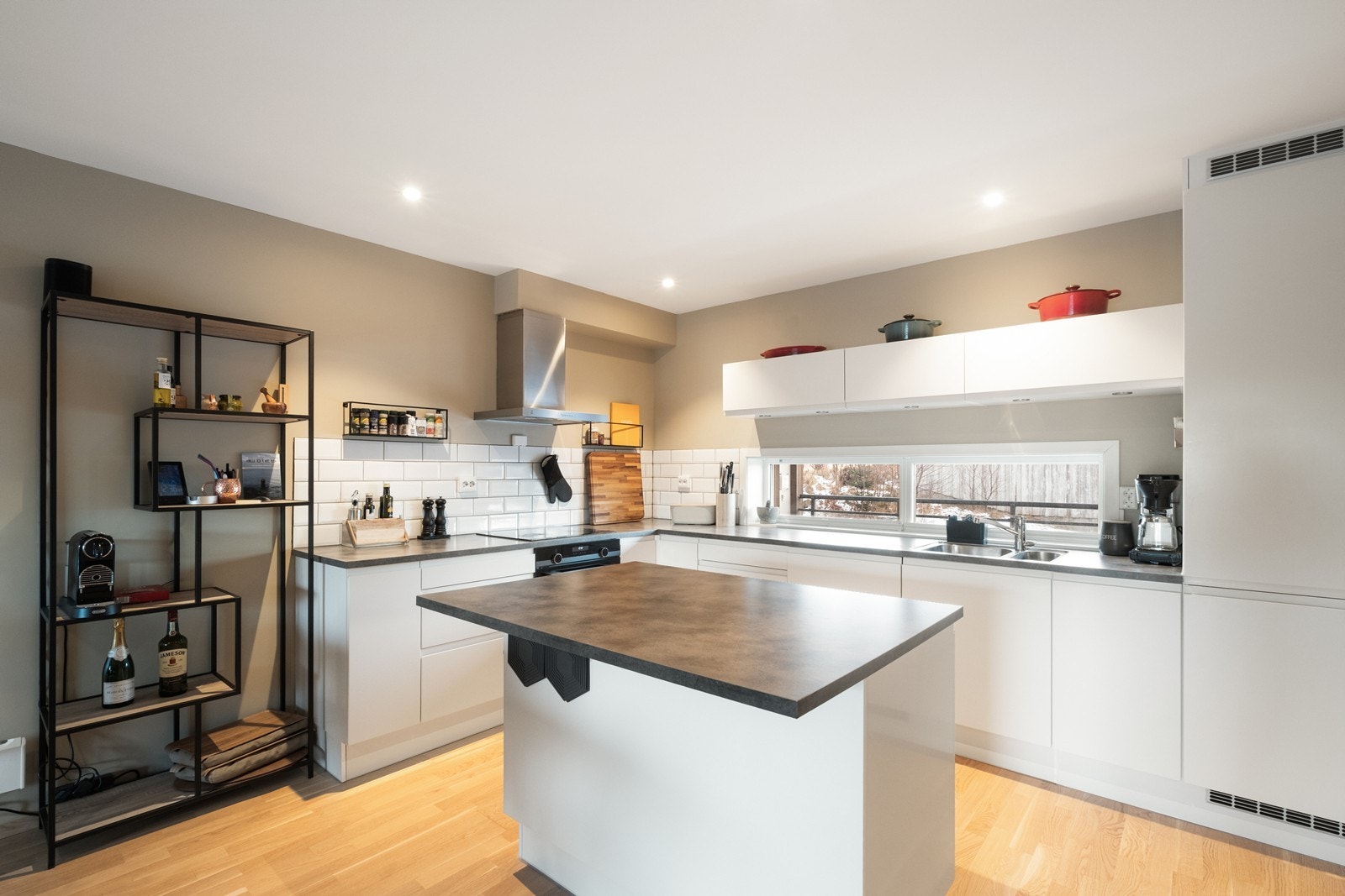 Kjøkkenet er praktisk innredet med kjøkkenøy som kan brukes både som ekstra arbeidsplass og ekstra spiseplasser. Galleribilde