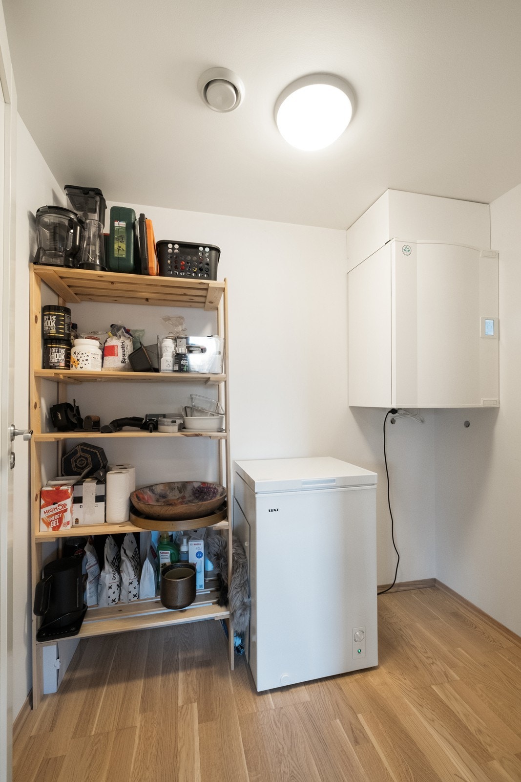 Teknisk rom, med lagringsplass og styringsenhet til balansert ventilasjon. Galleribilde