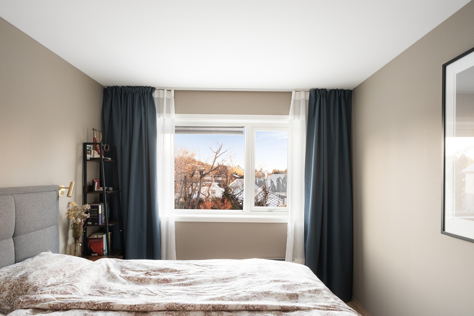 Boligen ligger høyt i terrenget og utenfor soverommene ligger hageområdet, og man slipper gjenboere til disse rommene. Galleribilde