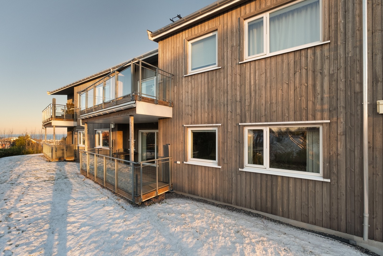 Foran leiligheten har borettslaget felles hageområde. Galleribilde