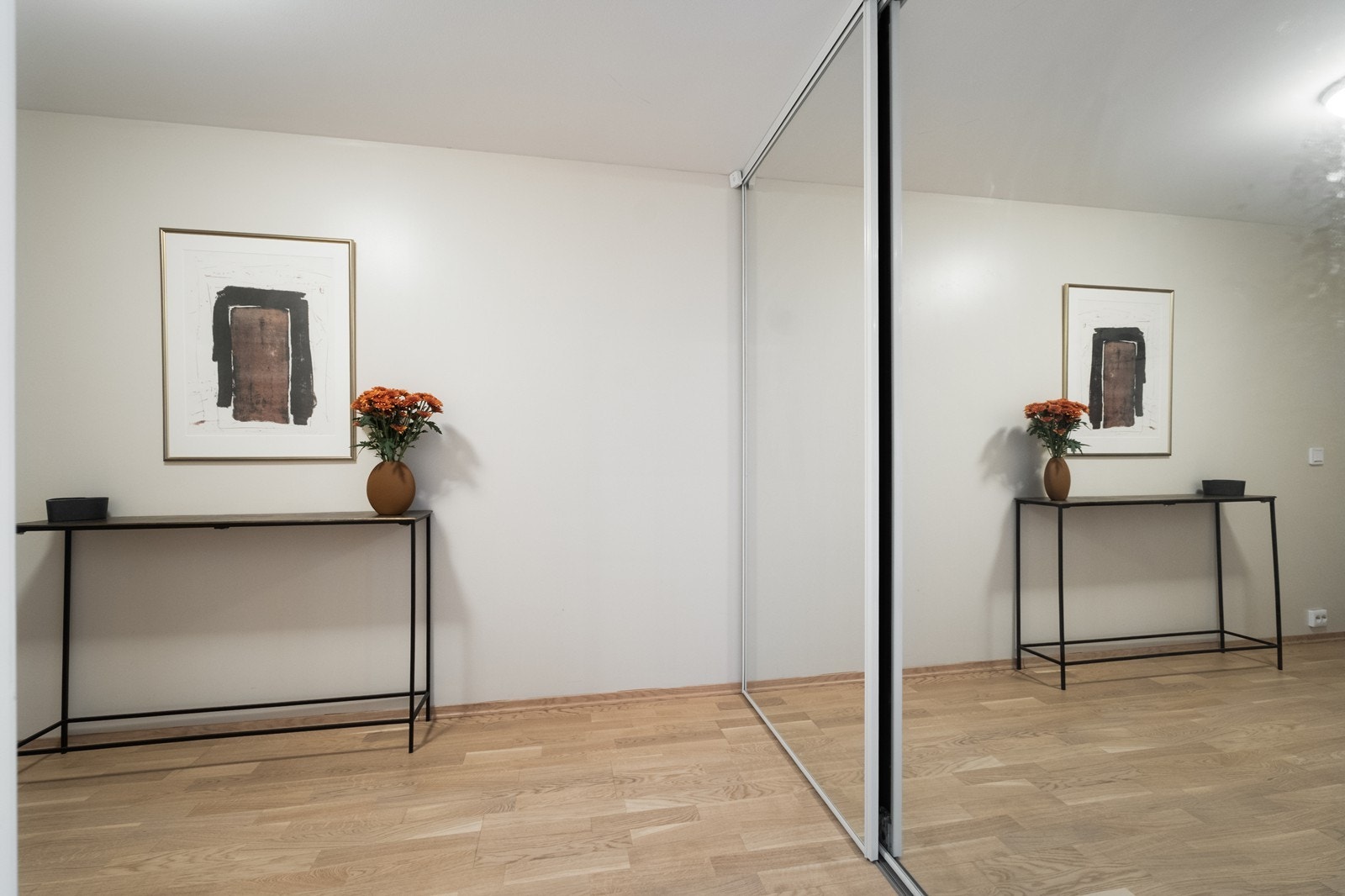 Her er det også montert skyvedørsgarderobe med speilfronter. Galleribilde