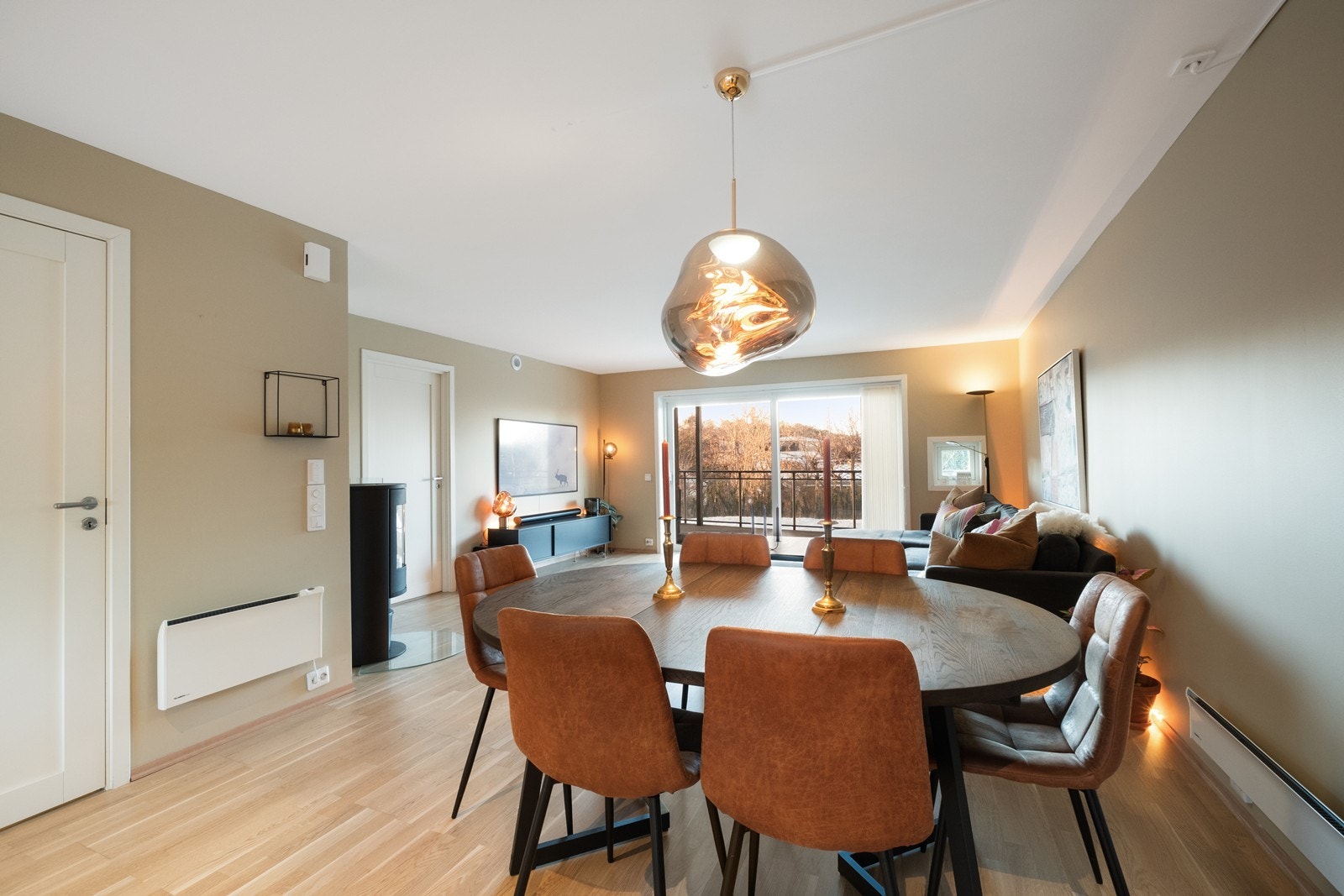 En naturlig overgang mellom stue og kjøkken. Galleribilde