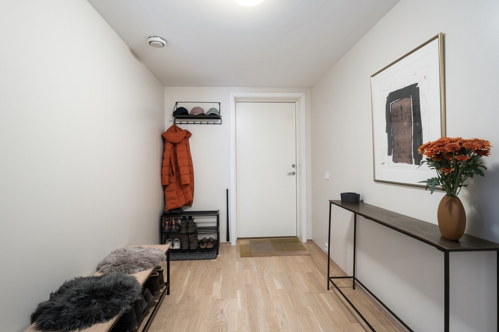 Entrèen er romslig, og man har god plass til oppbevaring av sko og yttertøy. Galleribilde