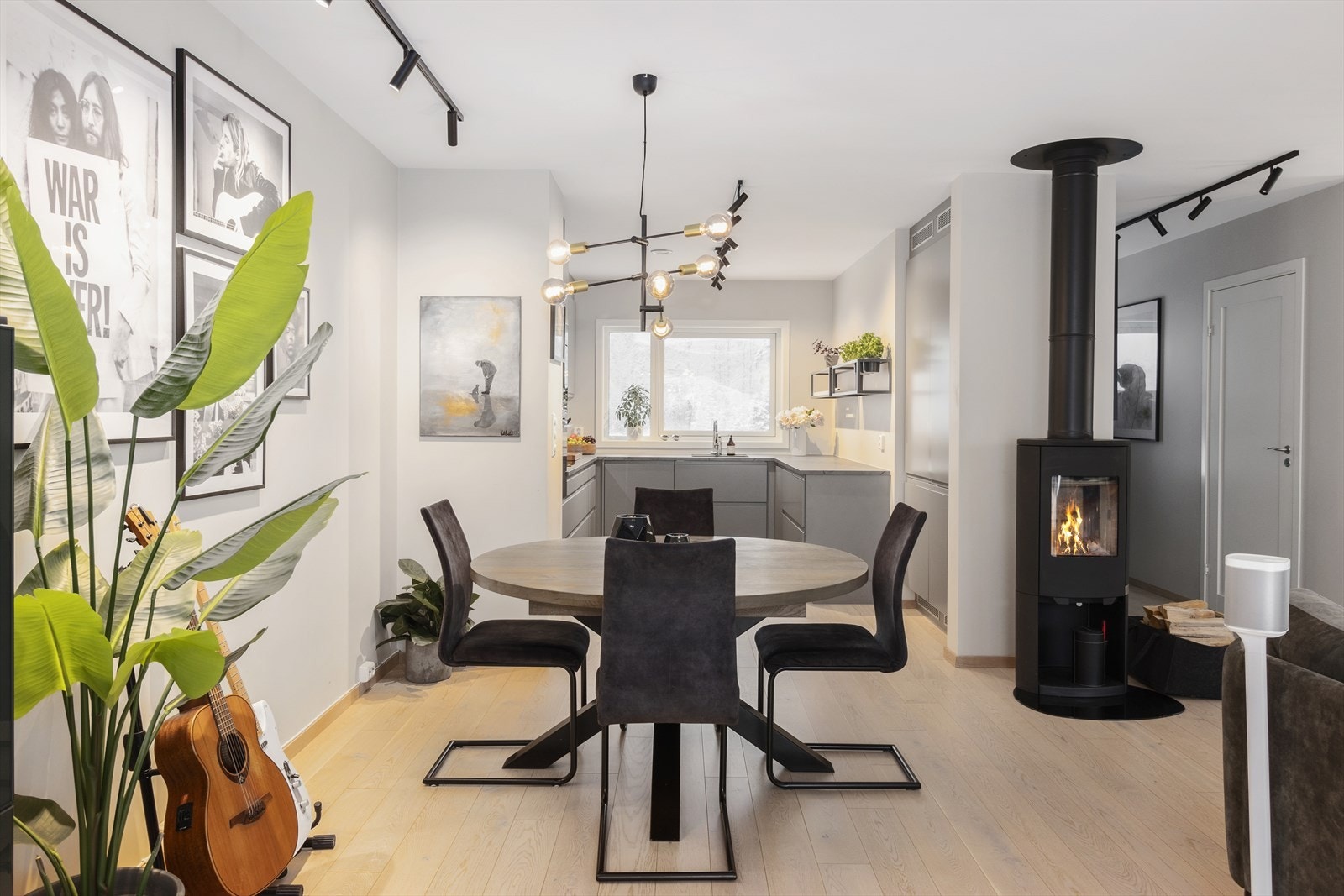 Et rom som inviterer til gode stunder og som vil skape mange fine middags minner Galleribilde