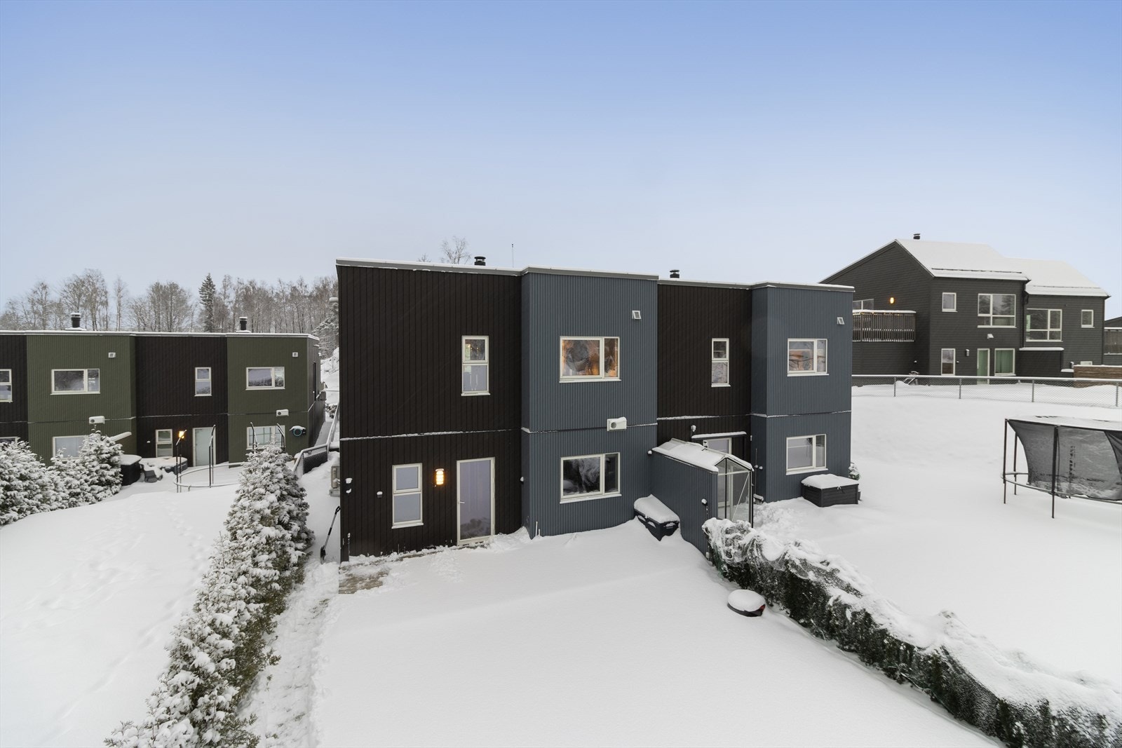 Hage med god boltreplass og egen terrasse Galleribilde