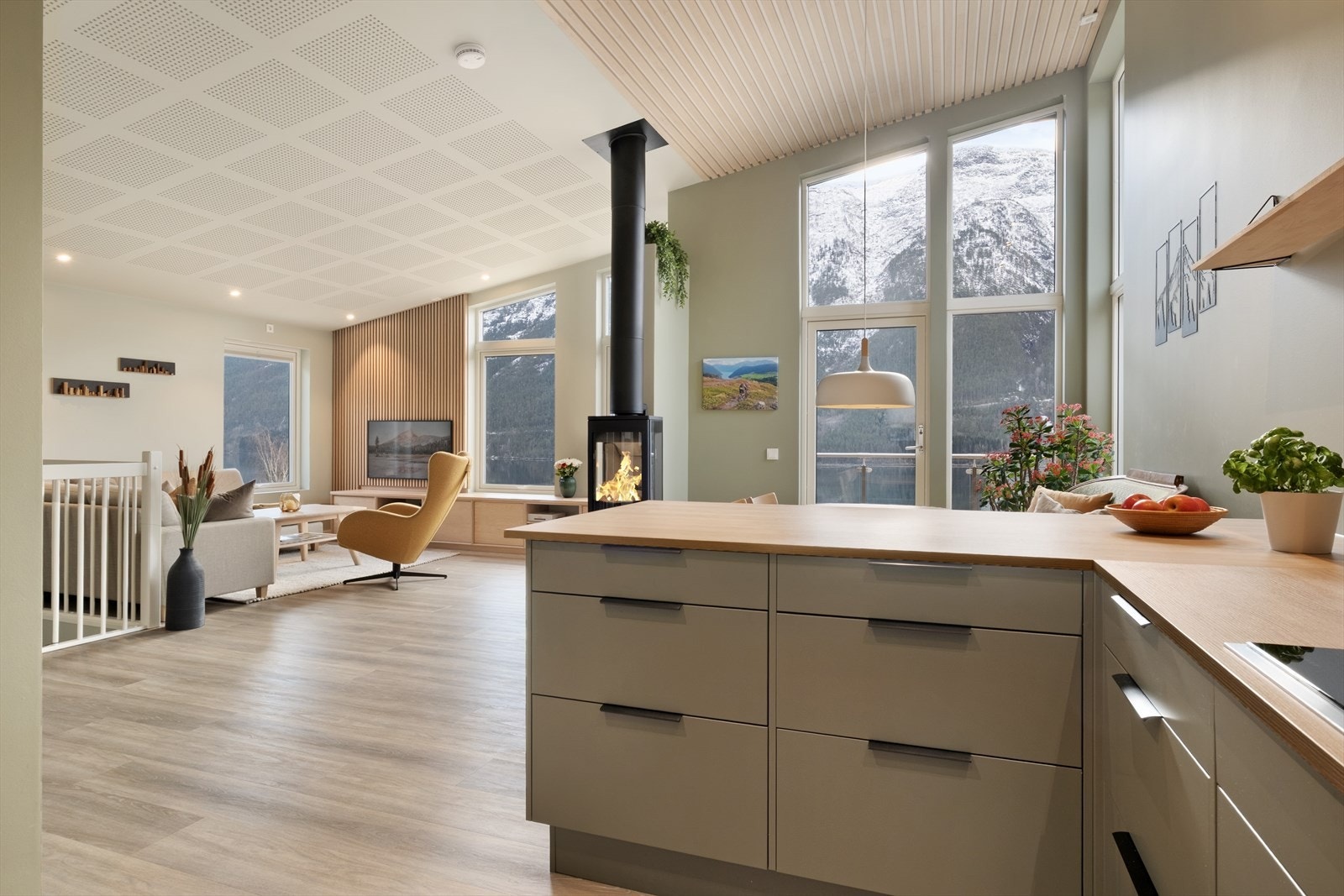 Bustaden har eit gjennomført og stilreint uttrykk og framstår som både moderne og innbydande med tidsriktige fargeval. Legg også merke til dei store vindaugsflatene som slepp inn mykje naturleg lys og viser praktfullt fram den flotte utsikta. Galleribilde