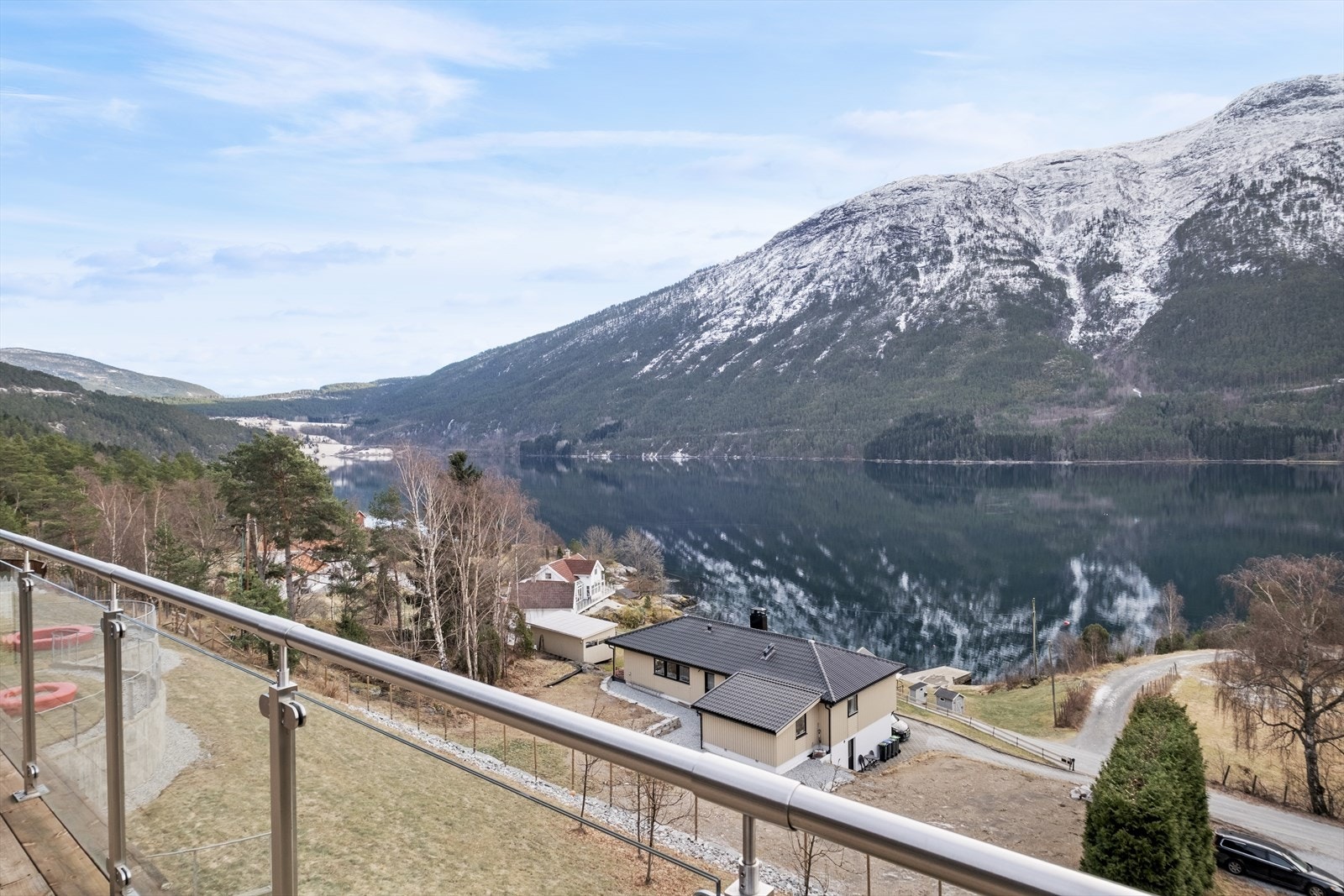 Her ligg alt til rette for å trivast for heile familien - med både fjord og fjell i umiddelbar nærleik. Galleribilde