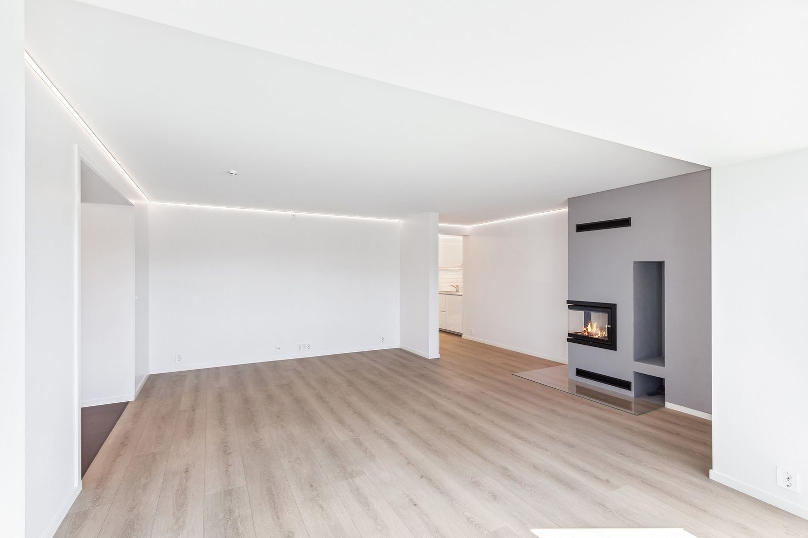 Stor stue med god plass til både spisegruppe og sofagruppe. Varme i gulv samt peis for vedfyring Galleribilde