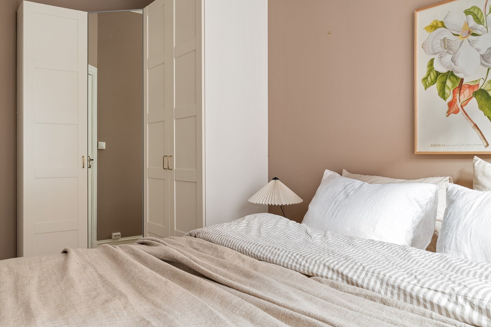 I tillegg er det også montert en stor garderobeløsning her. Galleribilde