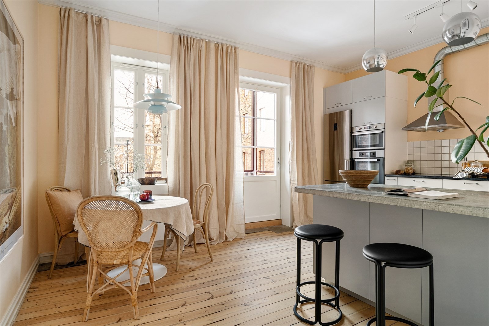 Sitat selger: "Vi har vært veldig glade i det store og sosiale kjøkkenet. Her har vi hatt mange hyggelige kvelder med venner. " Galleribilde