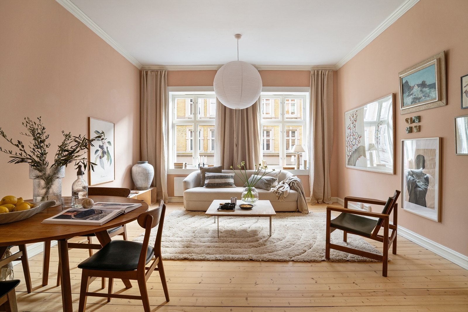 En klassisk bygårdsleilighet er enhver storbyelskers drøm og dette er virkelig et unikt eksemplar. Galleribilde