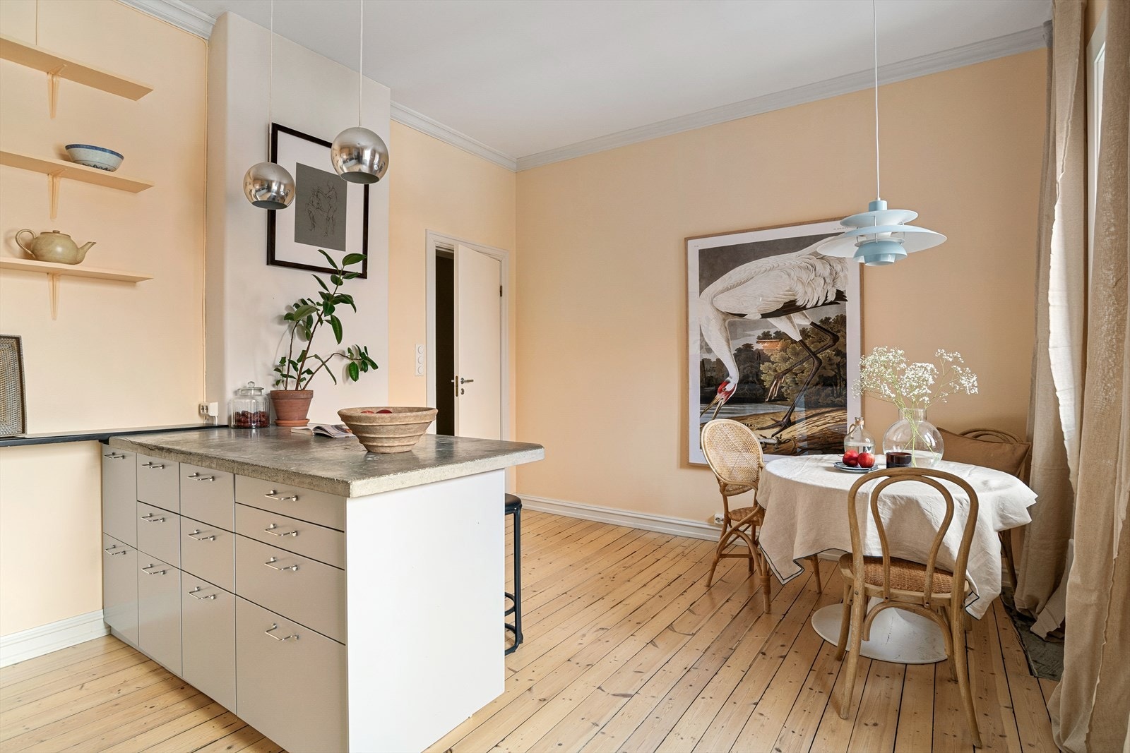 Kjøkkenet er innredet slik at det er mulig å sette opp en lettvegg rett etter kjøkkenøya. Se alt. planskisse. Galleribilde