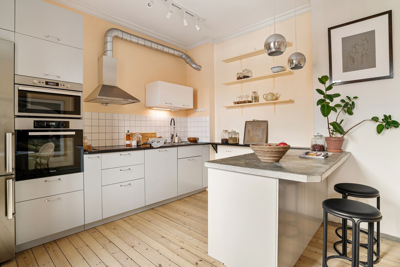 Kjøkkeninnredningen ble installert i 2017. Det er integrert kjøleskap med fryser, komfyr, induksjon, mikro og
oppvaskmaskin. Galleribilde