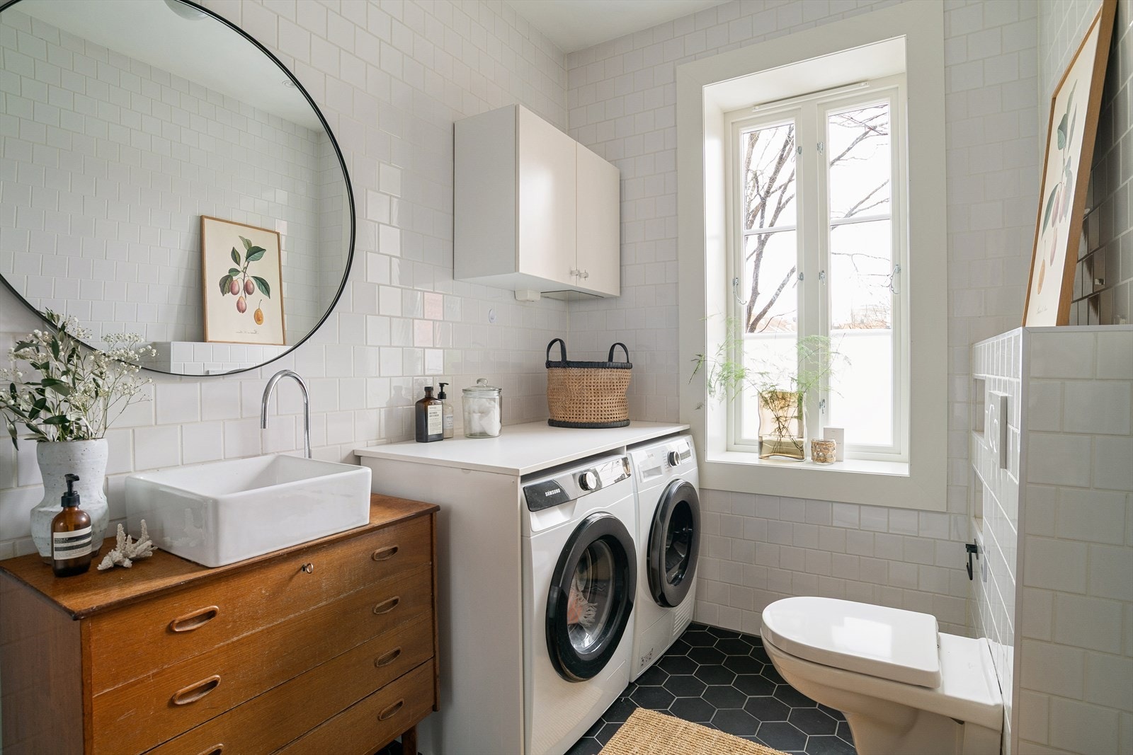 Badet ble rehabilitert/pusset opp i 2017 iflg. tidligere eier. Den hvite benkeplaten fungerer utmerket som et stellebord, og rammer også inn vaskemaskin og tørketrommel på en fin måte. Galleribilde