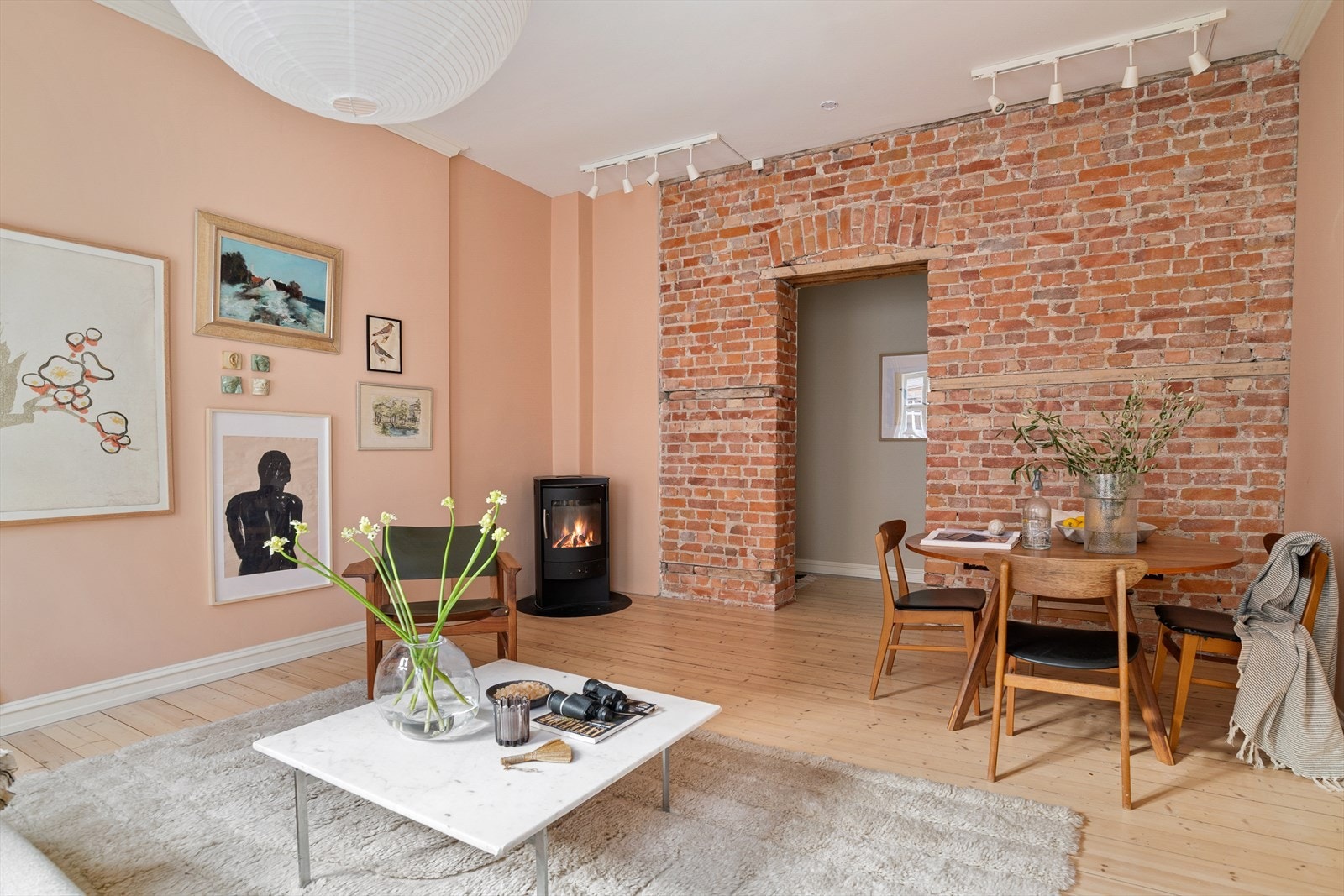 Det ble utført piperehabilitering med innvendig stålrør i 2005. Ny peisovn satt inn i 2000. Strømforbruk har vært på ca 11.000 kWt i året de siste årene, men etter at det ble installert nye vinduer i desember 2025 holder leiligheten mye bedre på varmen. Galleribilde