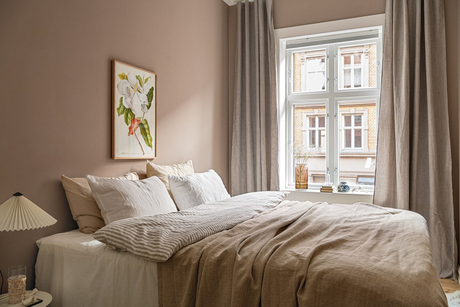 På hovedsoverommet er det god plass til en dobbeltseng både på langs og på tvers. Galleribilde