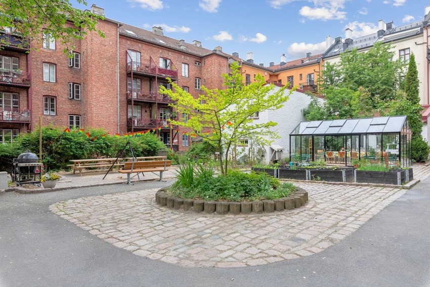 Her kan du nyte varme sommerdager i hagen med gjester og trivelige naboer! Galleribilde