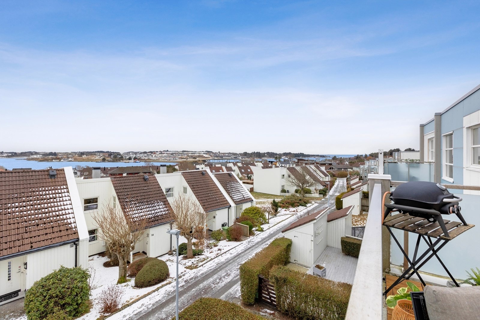 Lys 3-roms toppleilighet med fantastisk utsikt over Hafrsfjord. Nyt den flotte beliggenheten i det veletablerte Sunde-området, med enkel tilgang til de fleste fasiliteter. Galleribilde