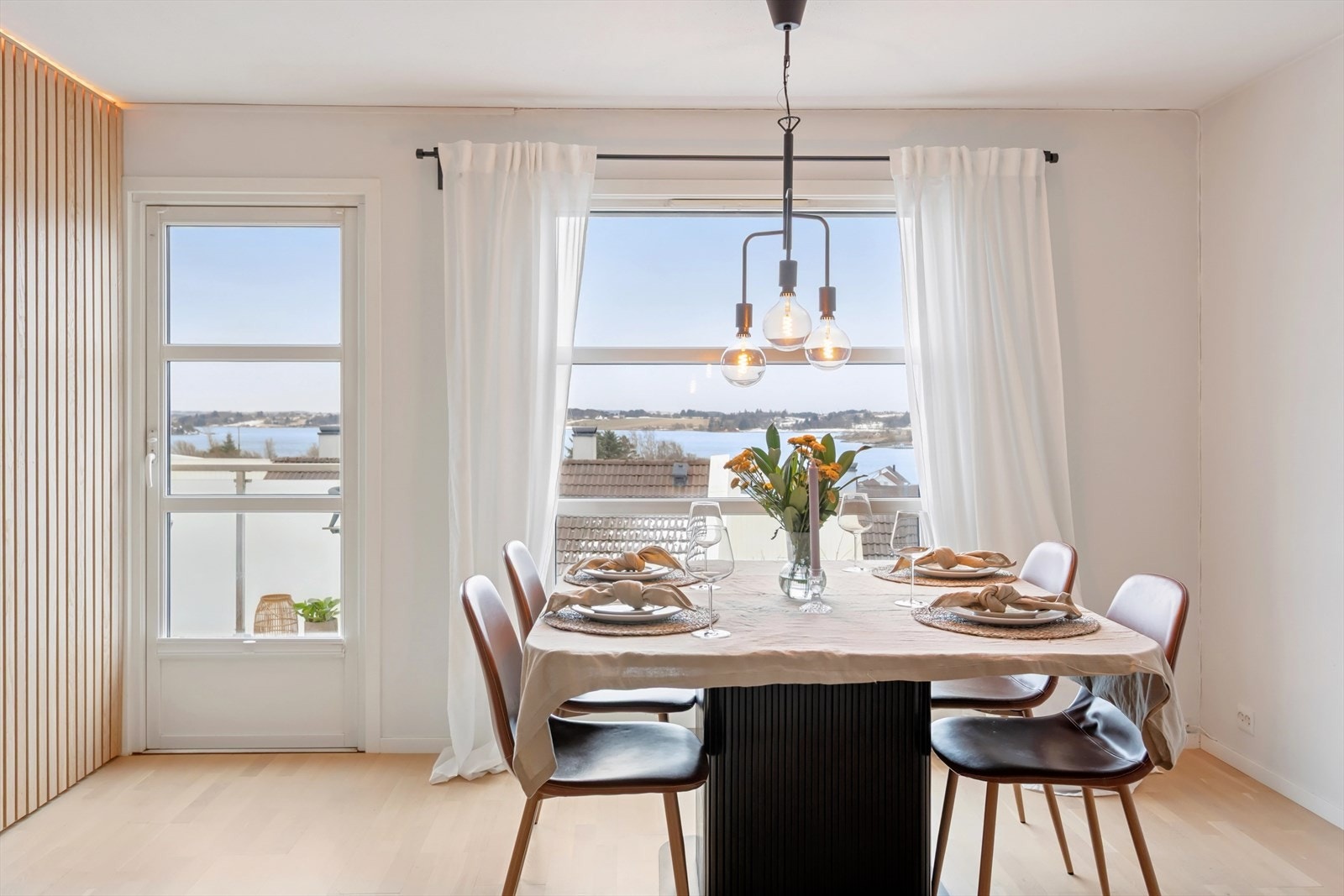 Stuen har gode møbleringsmuligheter, med naturlig plass til en stor sofagruppe og spiseområde. Galleribilde