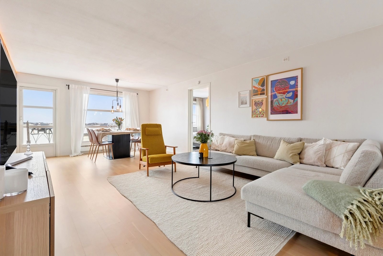 Leiligheten ligger i tredje etasje og har store vindusflater som slipper inn rikelig med naturlig lys, og skaper en lys og romslig atmosfære. Galleribilde