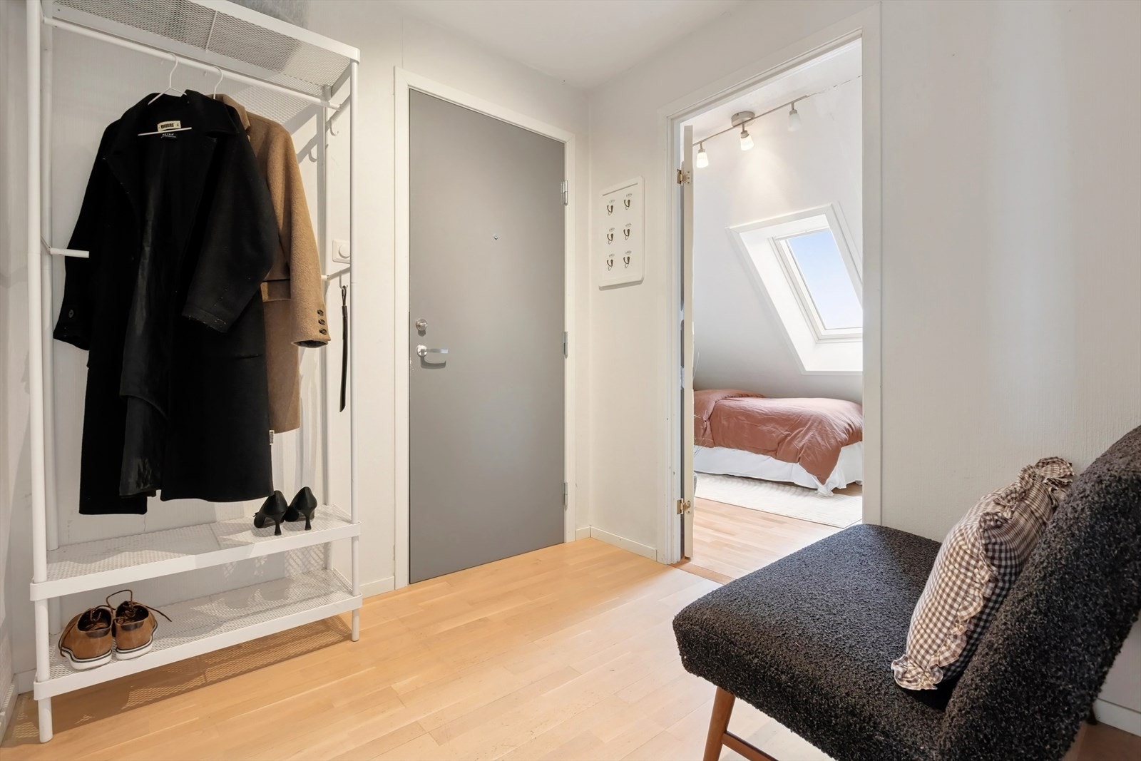 Romslig inngangsparti med god plass til oppheng av yttertøy. Galleribilde