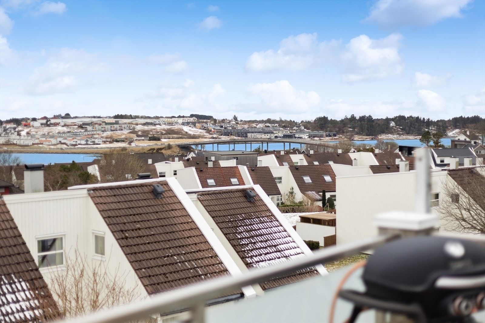Fra stuen er det utgang til en sørvestvendt balkong (8 kvm) med en nydelig utsikt over Hafrsfjord, en sjeldenhet for leiligheter i området. Galleribilde