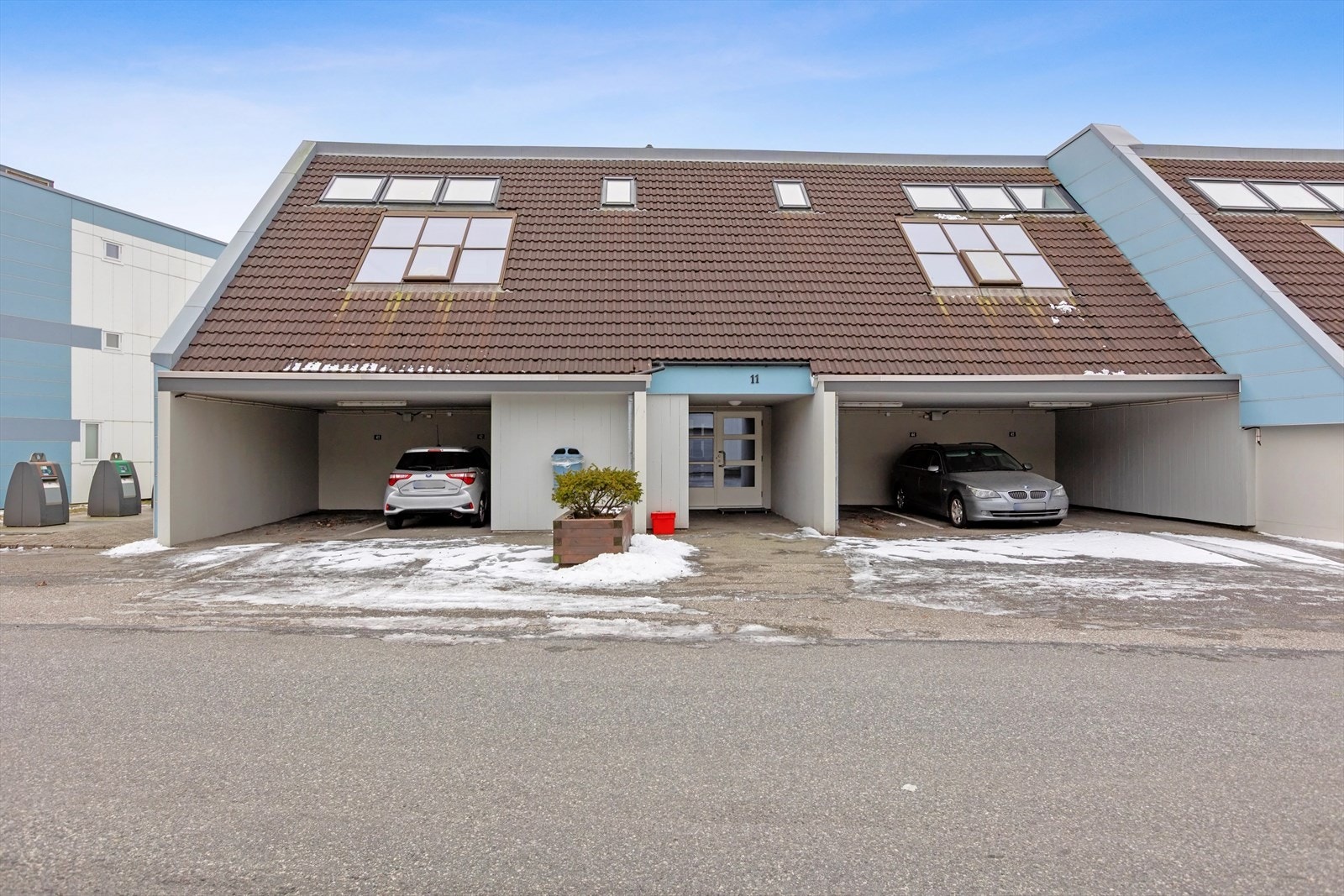 Det følger også med en ekstern bod samt fast parkeringsplass i carport rett ved. Galleribilde