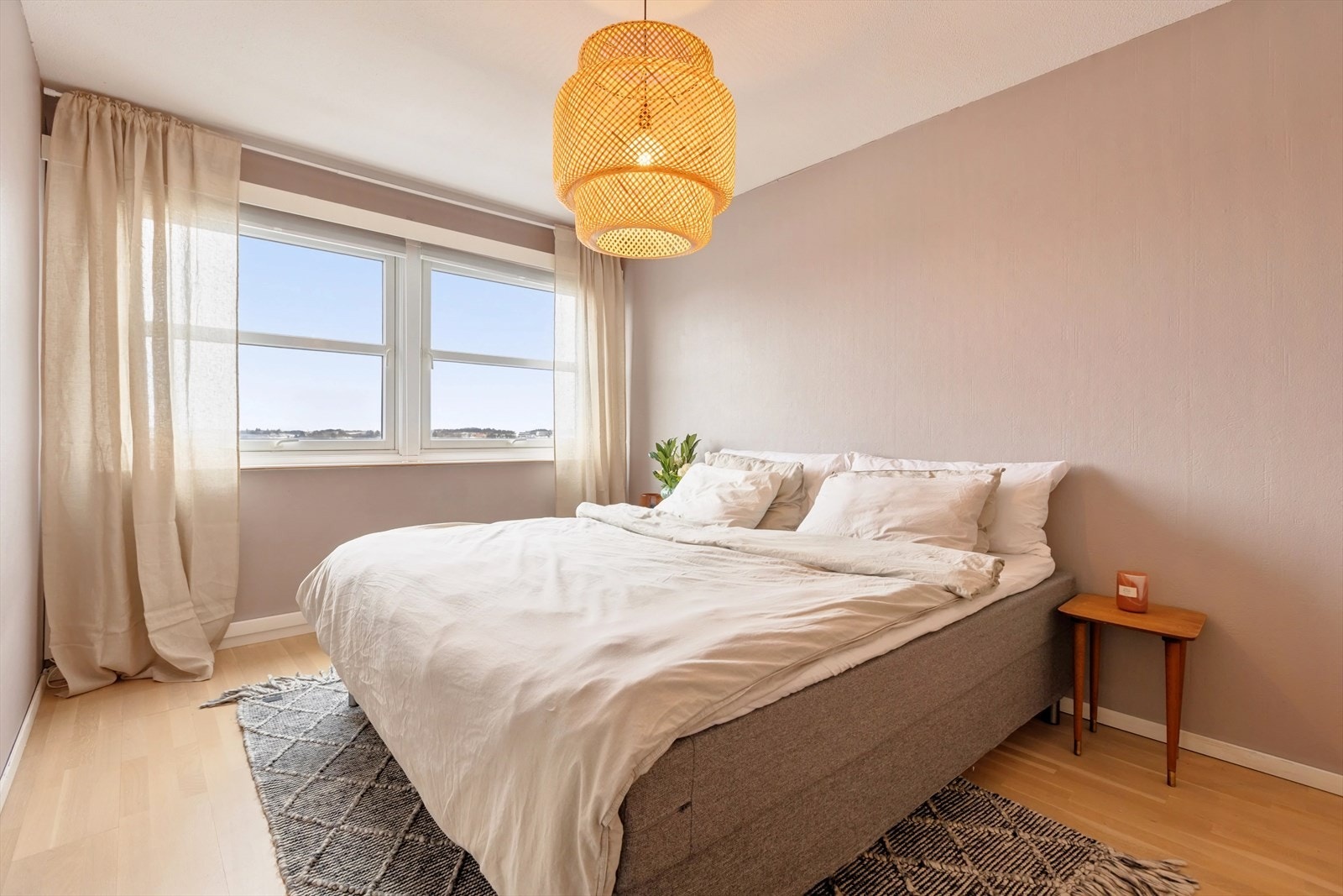 Leiligheten har to soverom, begge med utsikt mot fjorden. Begge soverommene har plass til dobbeltseng. Galleribilde