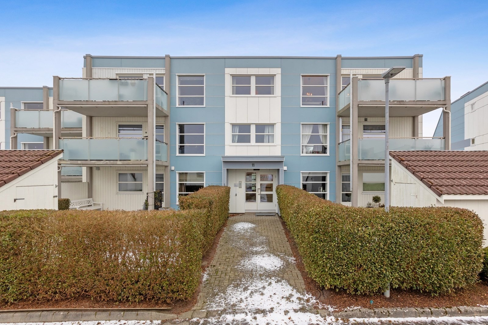 Denne leiligheten har en fantastisk familievennlig beliggenhet i det etablerte området på Sunde. Området er omringet av flotte tur- og rekreasjonsområder som gir deg muligheten til å nyte naturen og friluftslivet like ved. Galleribilde