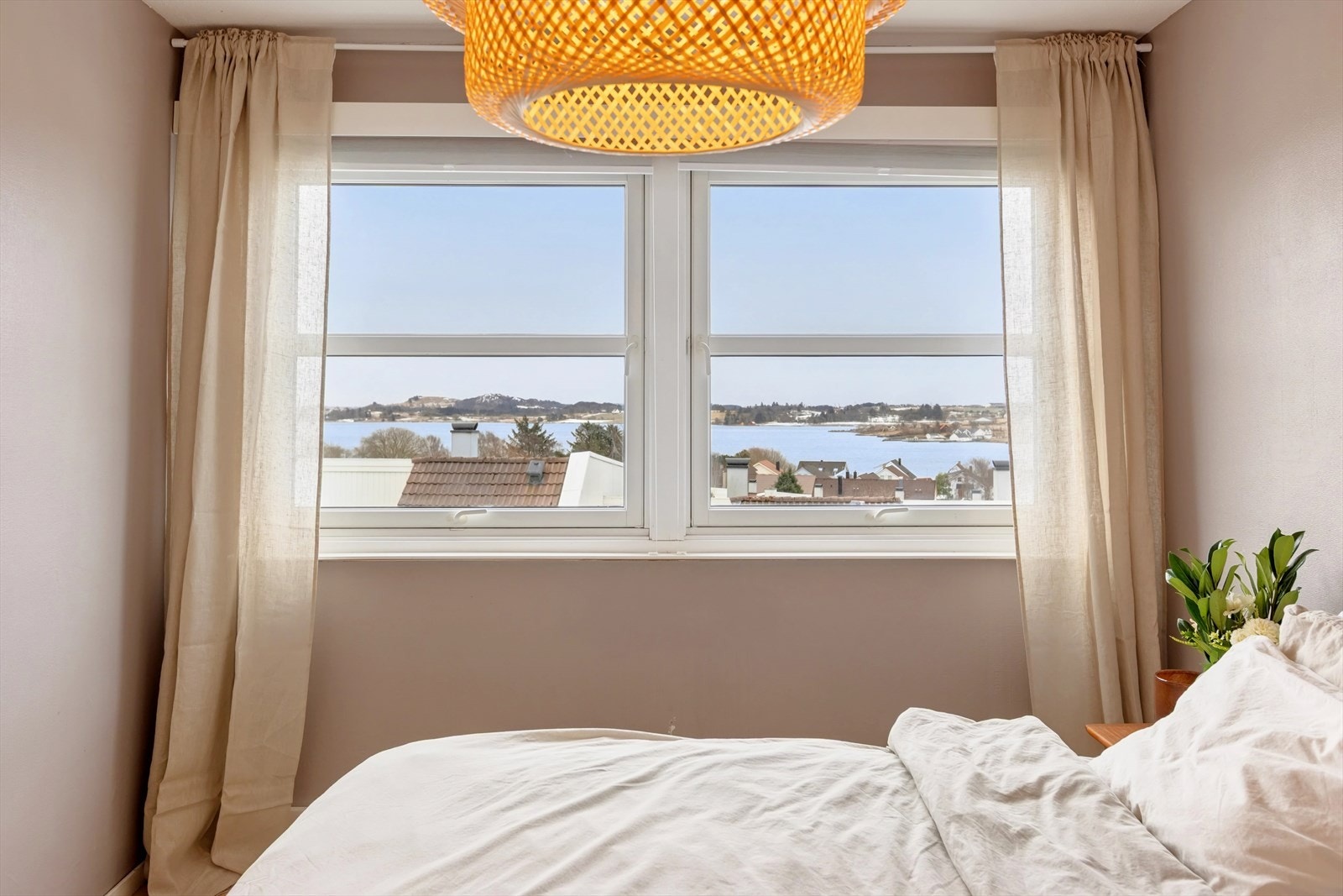 Nydelig utsikt fra soverommet. Galleribilde