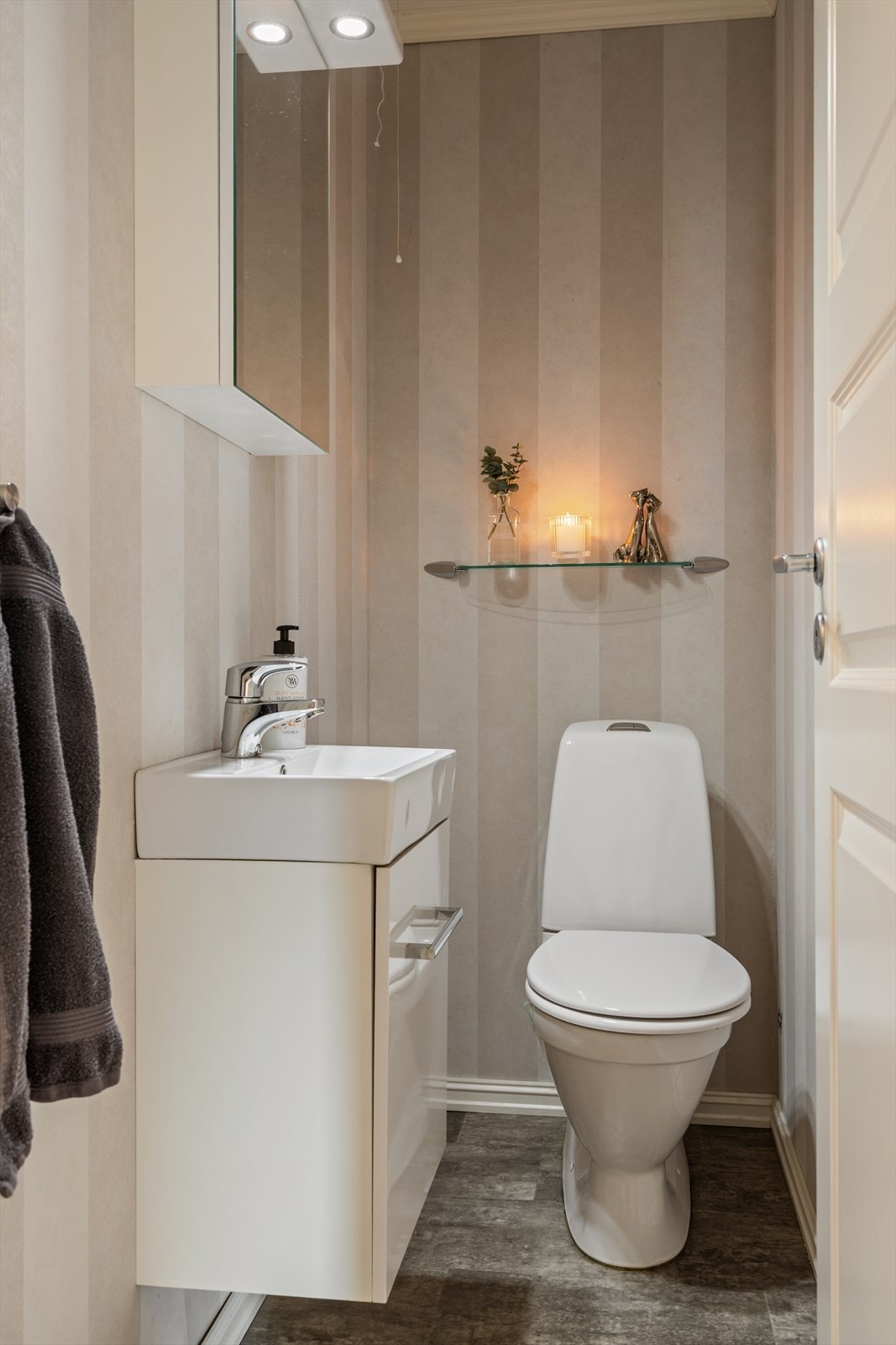 Gjestetoalett i 1. etasje. Galleribilde