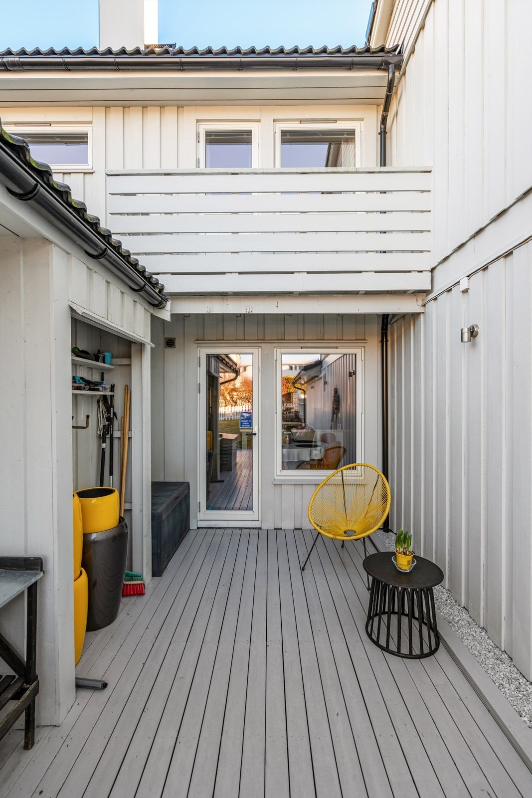 Utgang fra kjøkken til pent opparbeidet uteplass, på vestsiden av huset. Galleribilde