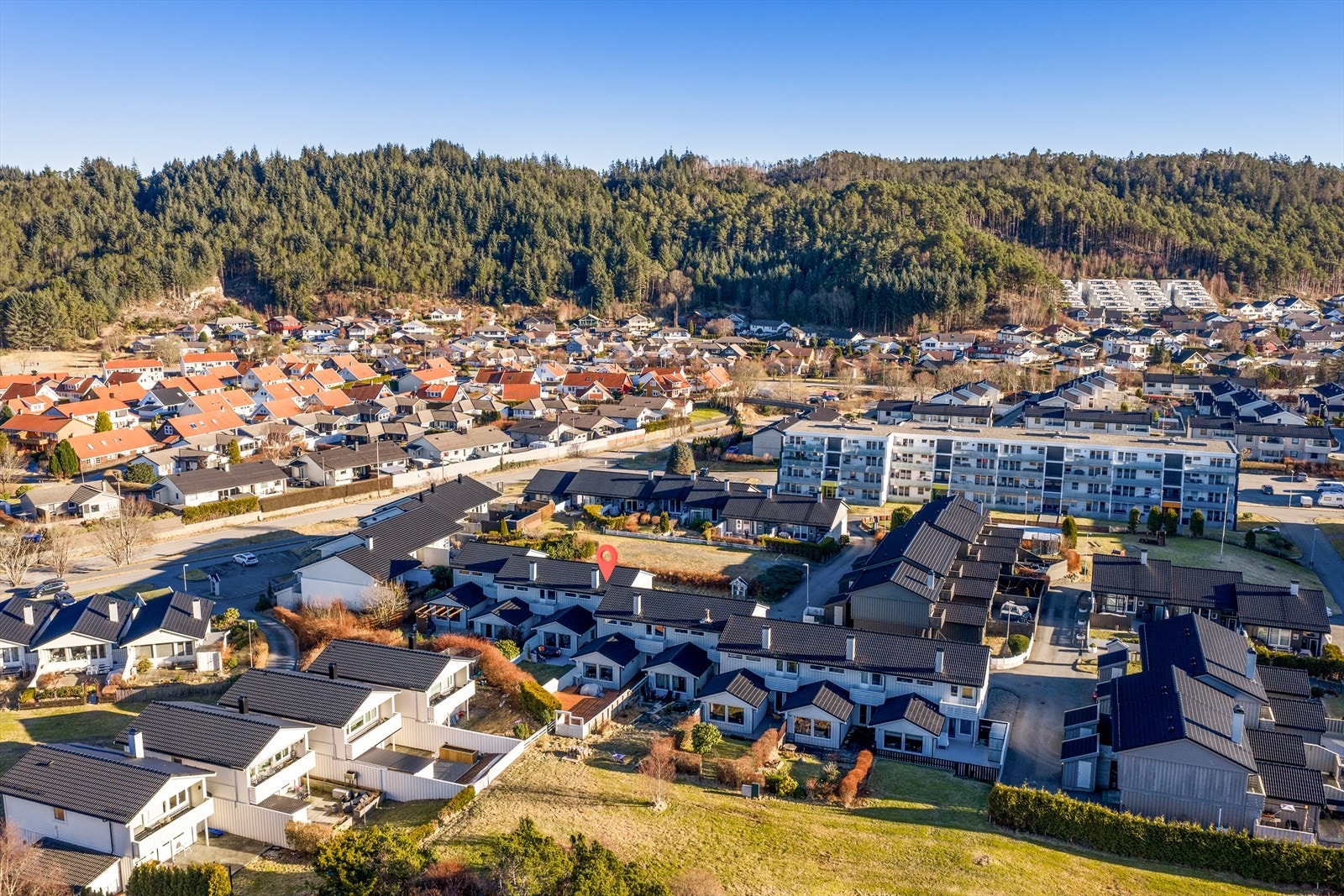 Rolig og skjermet beliggenhet i et etablert boligfelt, med kort avstand til det meste. Området byr på mye nydelige turområder og andre fritidsaktiviteter. Galleribilde