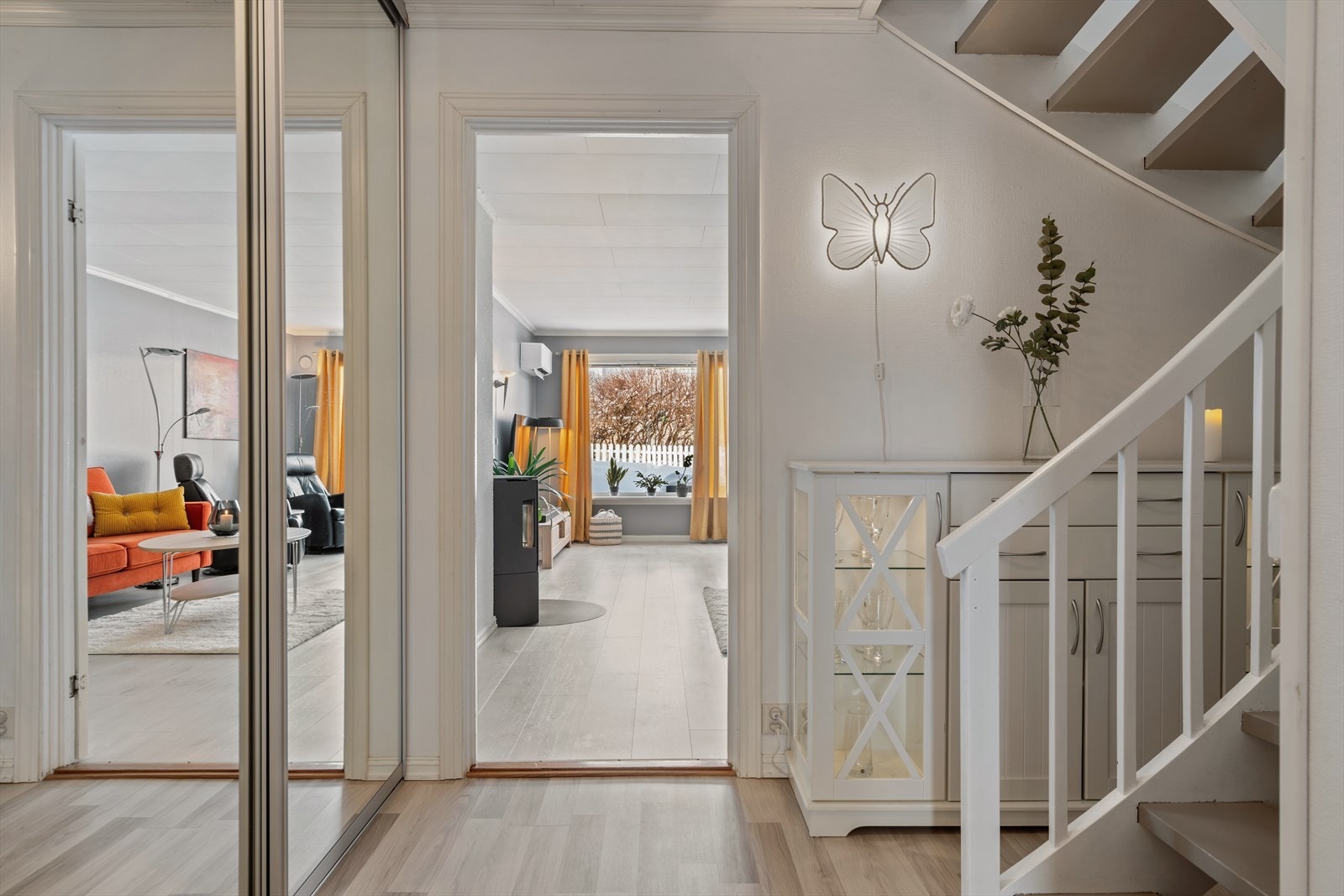 Entré/gang av god størrelse med plass til ulik møblering og oppbevaring i skyvedørsgarderobe. Galleribilde