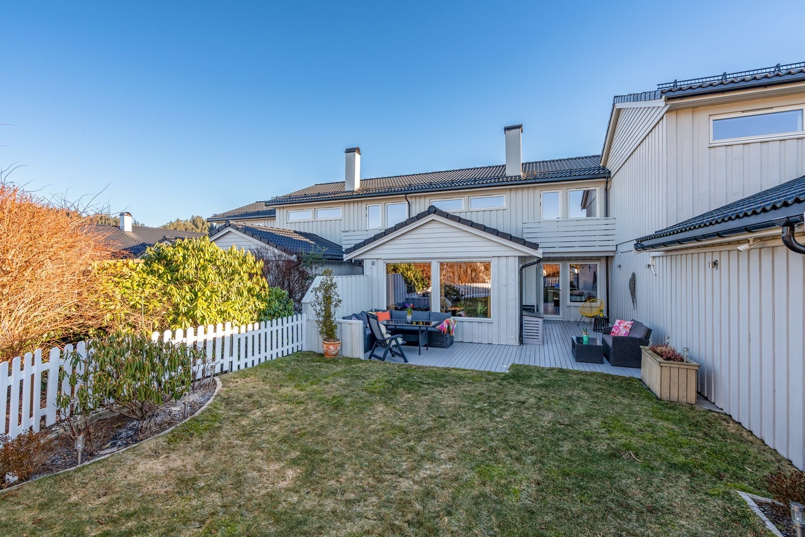 Velkommen til Hjortestien 31 - Et attraktivt beliggende rekkehus med umiddelbar nærhet til skole, barnehage, flotte turområder og kort vei til populære fritidsaktiviteter. Galleribilde