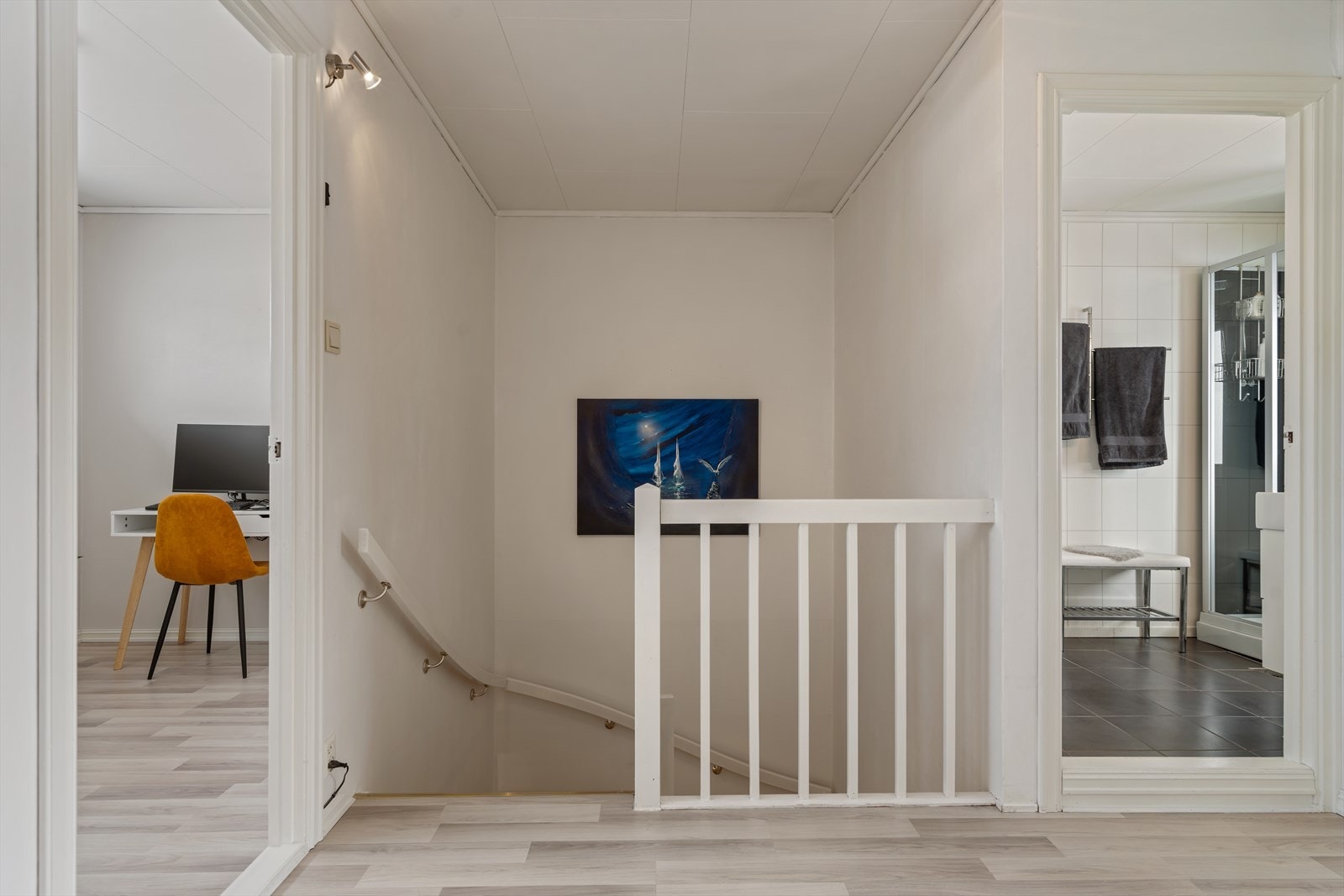 Oppe er det 3 soverom, bad og garderoberom/bod. Galleribilde