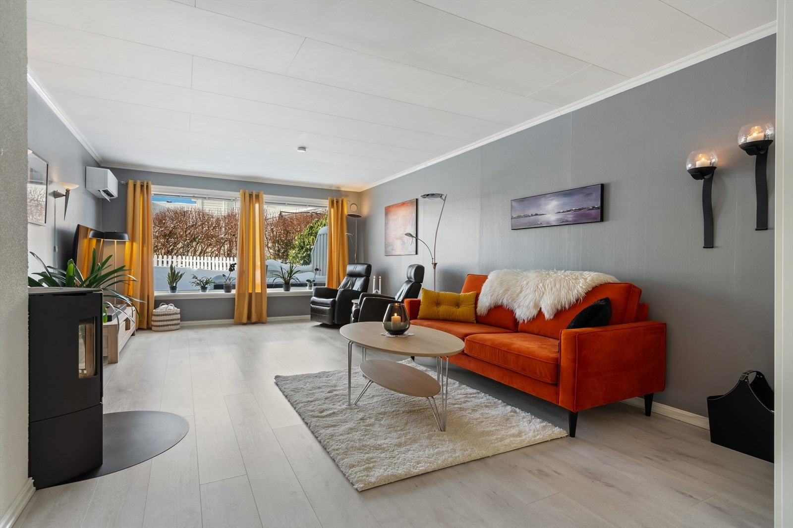 Videre kommer en inn til en romslig stue med god plass til sofagruppe og spisebord. Galleribilde