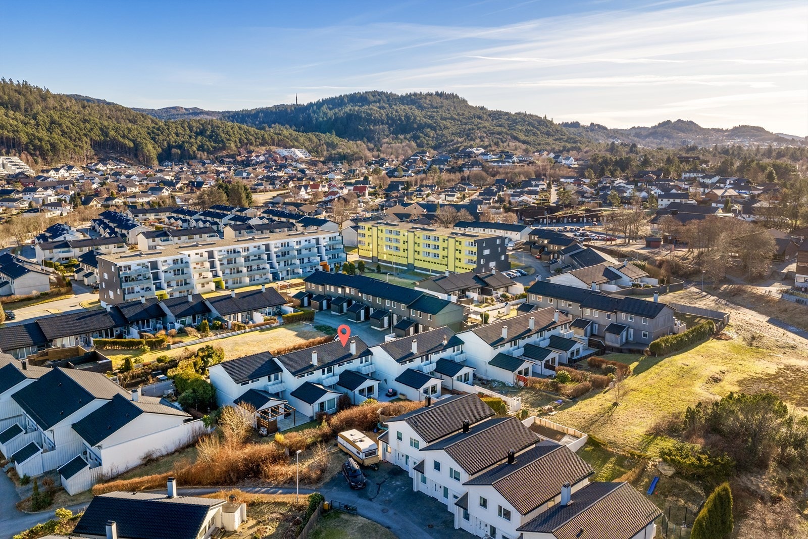 Flere idrettsplasser og lekeplasser i nærheten. En kan også legge turen mot Djupadalen og Vangen, som byr på flotte turløype på gruslagt sti samt i skog og mark. Kort vei til dagligvarebutikk og bussholdeplass. Galleribilde