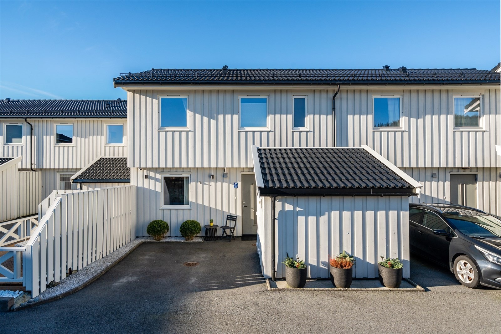 Parkering i front av boligen samt på felles biloppstillingsplass/gjesteparkering. Galleribilde