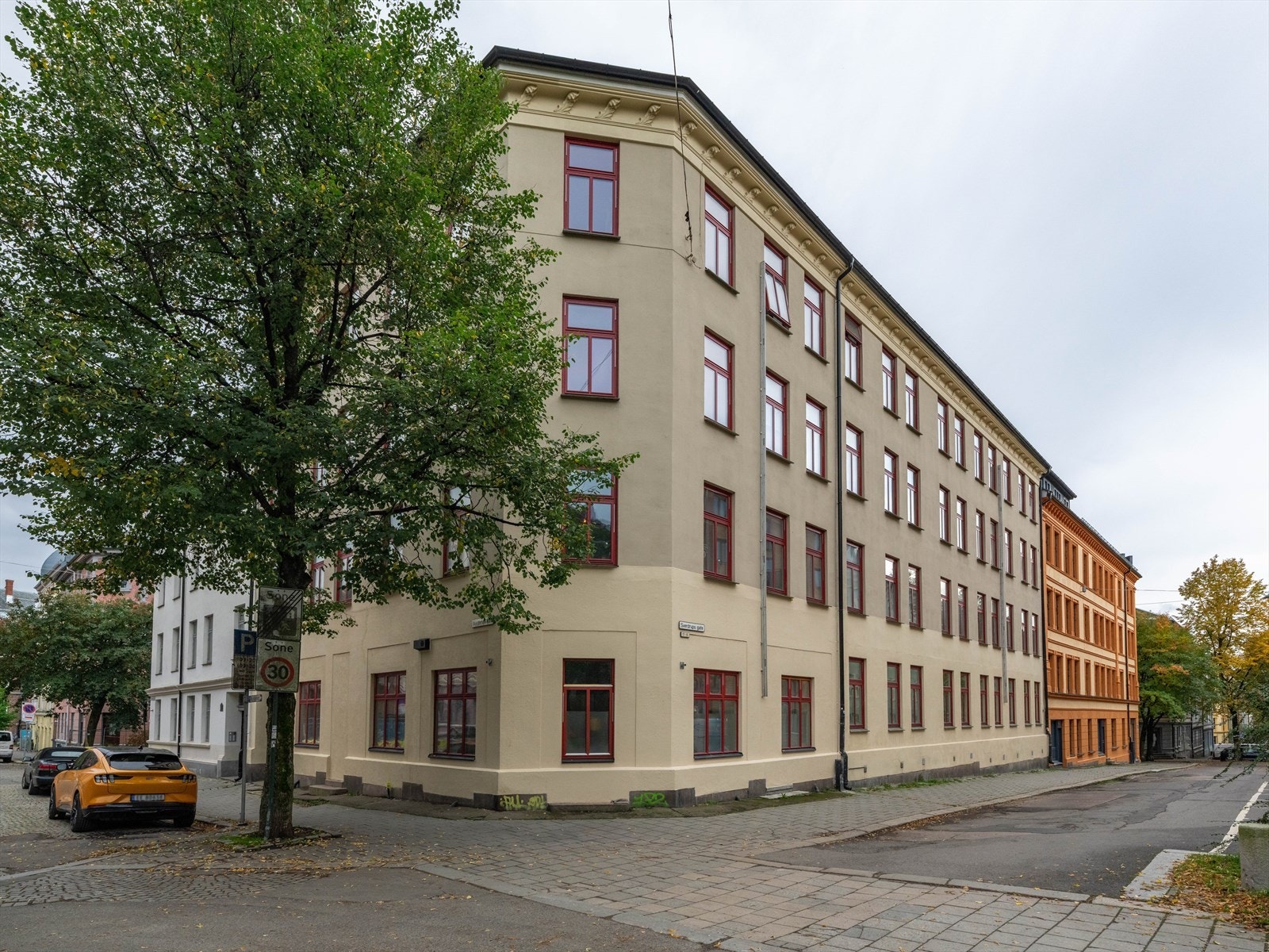 Bygget ligger fint til i et rolig og attraktivt boligområde på nedre Grünerløkka. Det er lite forbigående trafikk utenfor leiligheten. Galleribilde