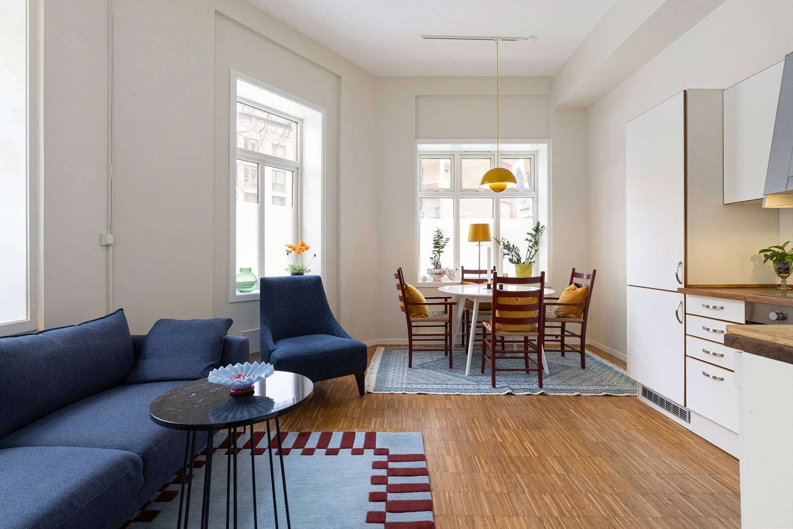 Luftig, åpen og lys stue som enkelt kan deles inn i ulike soner. Galleribilde